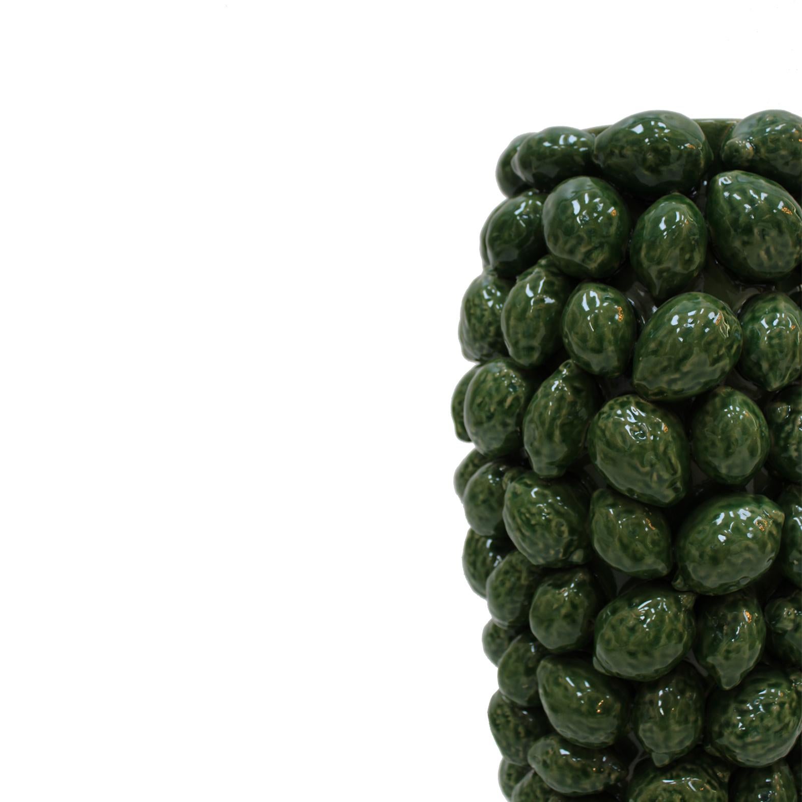 Italiano Vaso italiano in ceramica verde con motivi di frutta in vendita