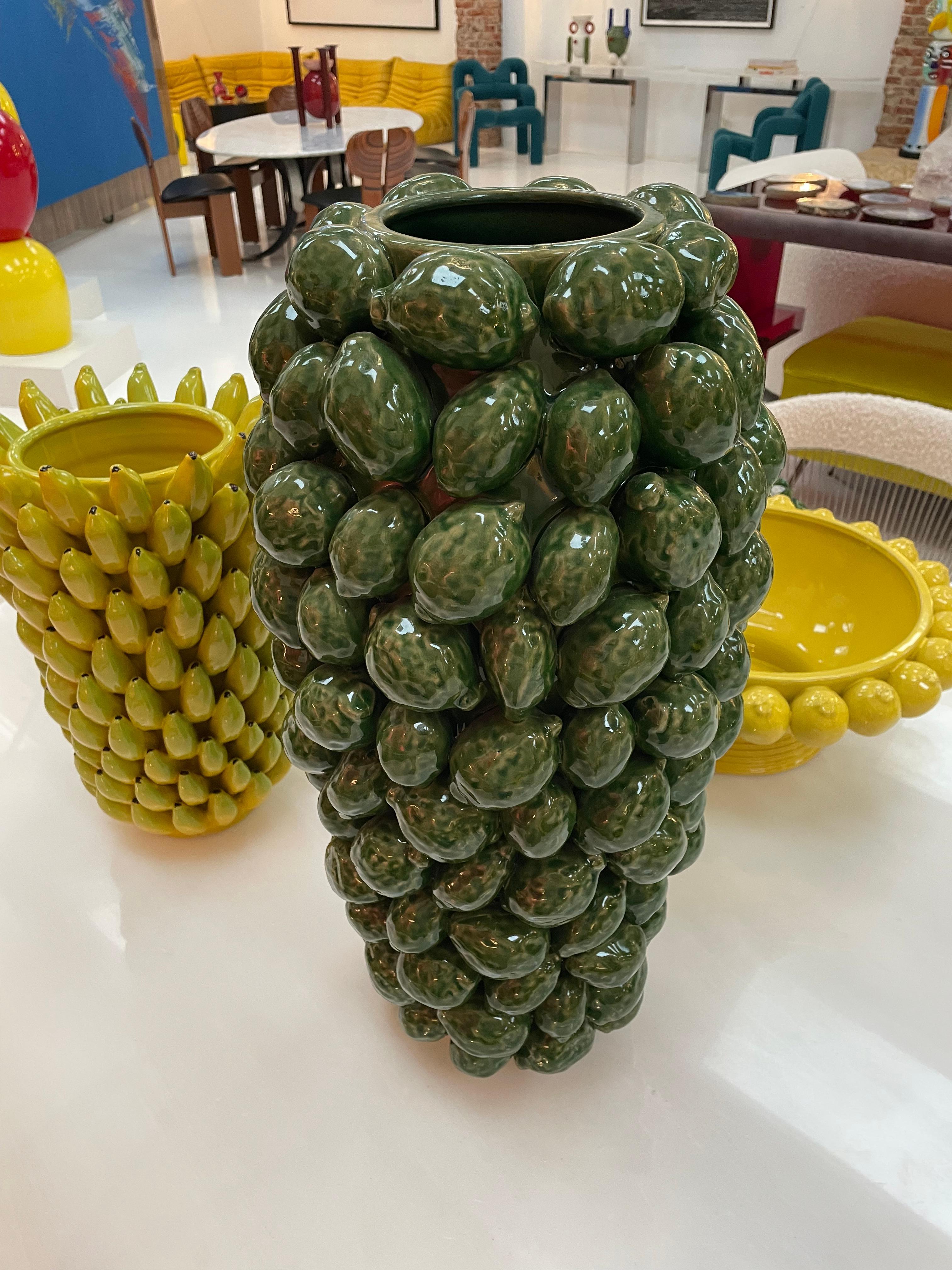 Ceramica Vaso italiano in ceramica verde con motivi di frutta in vendita