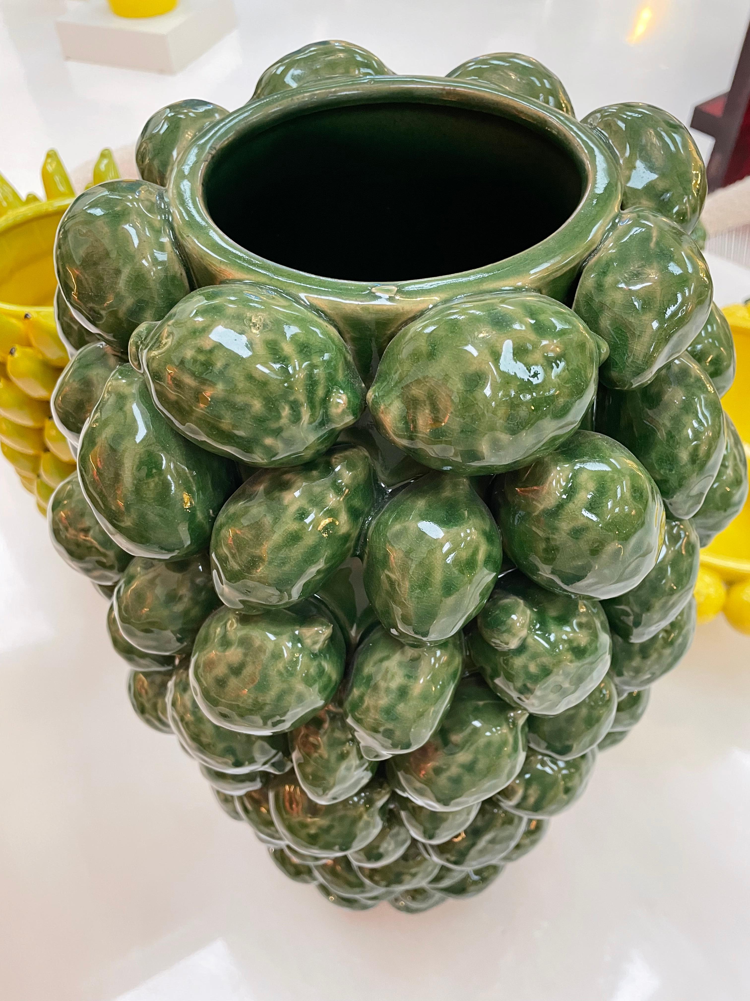 Vaso italiano in ceramica verde con motivi di frutta in vendita 1