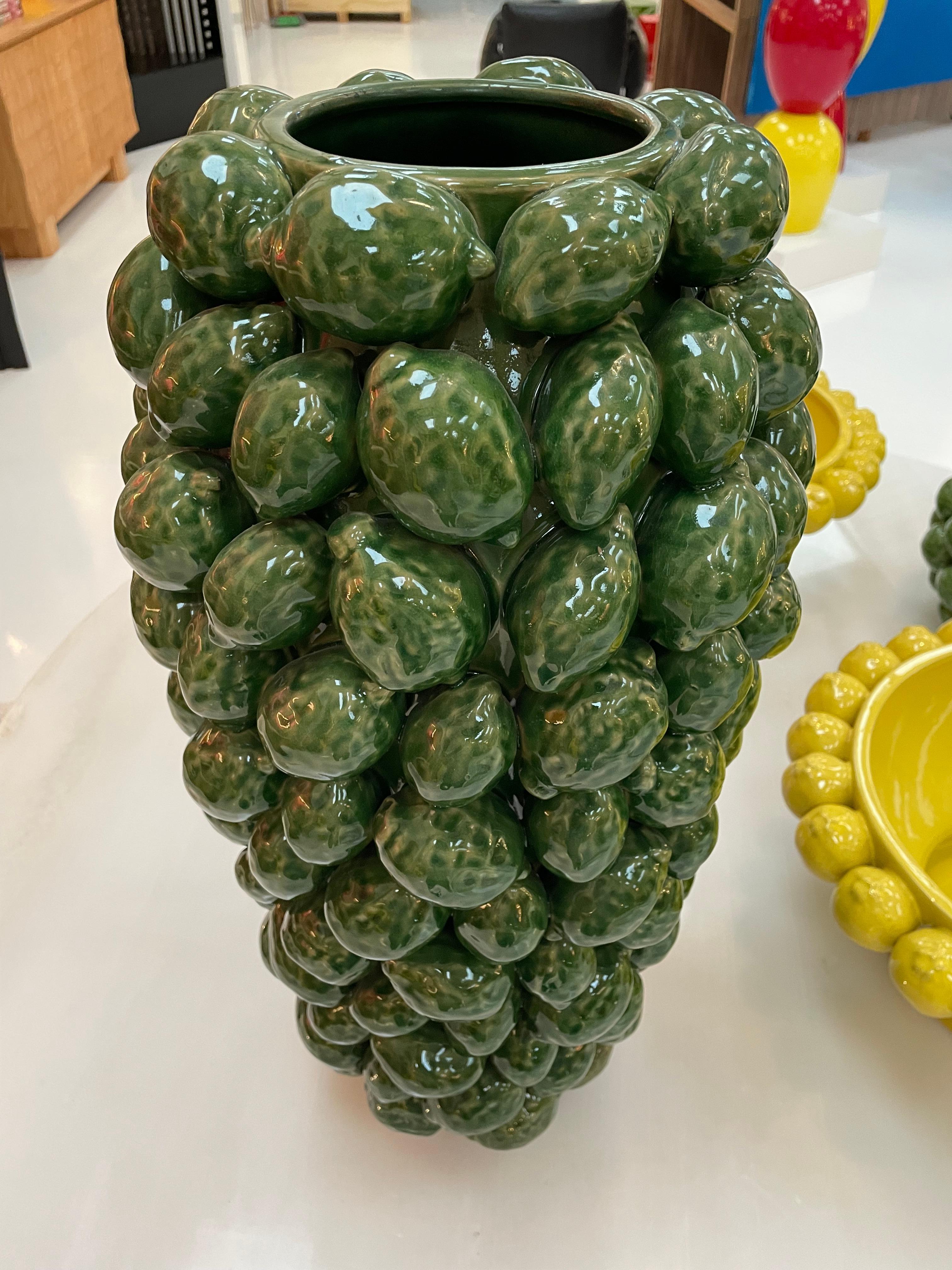 Vaso italiano in ceramica verde con motivi di frutta in vendita 2
