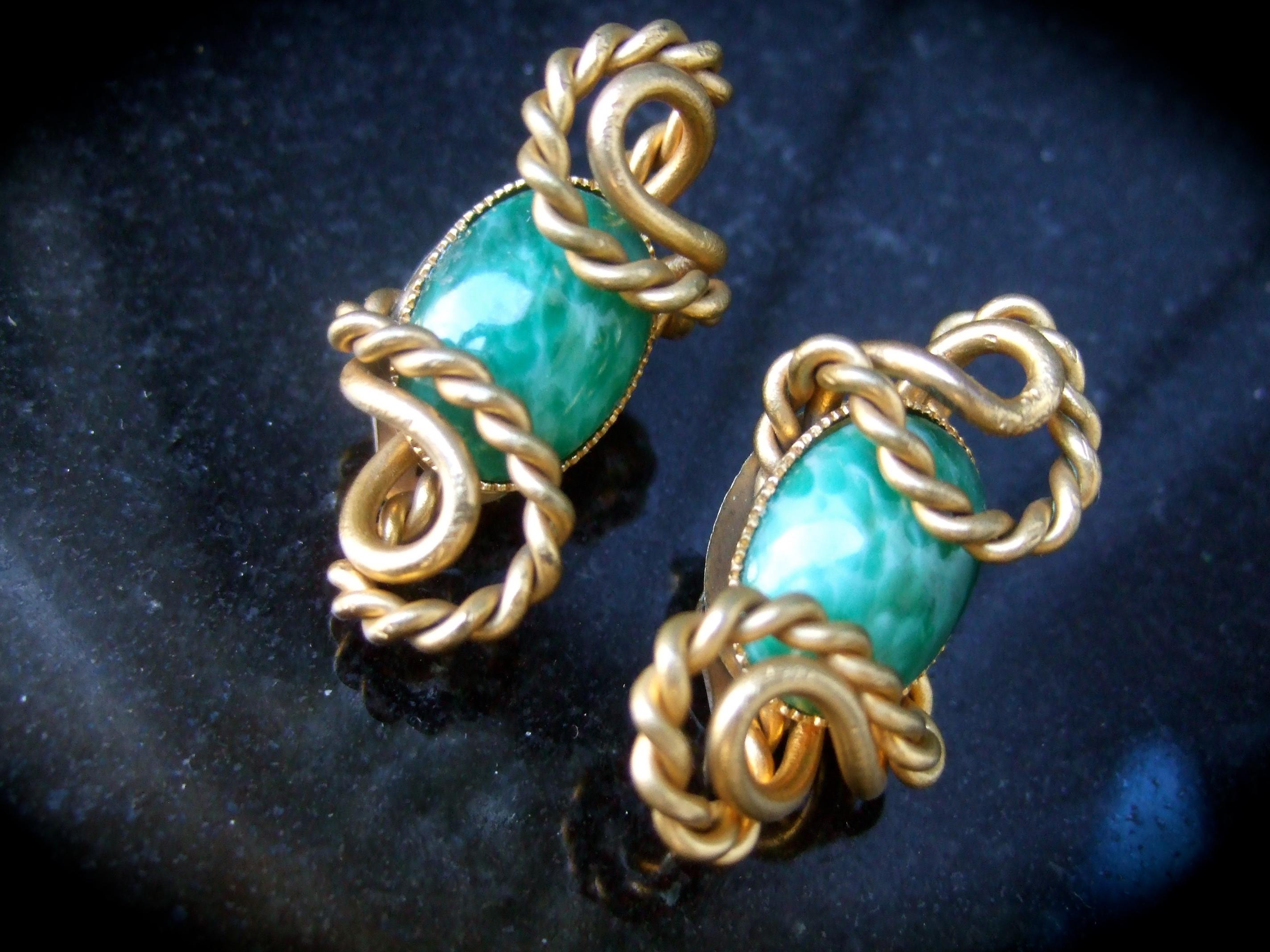 Pendientes de clip de piedra de cristal verde italiana Diseñados por Silvana c 1970 Artesano en venta