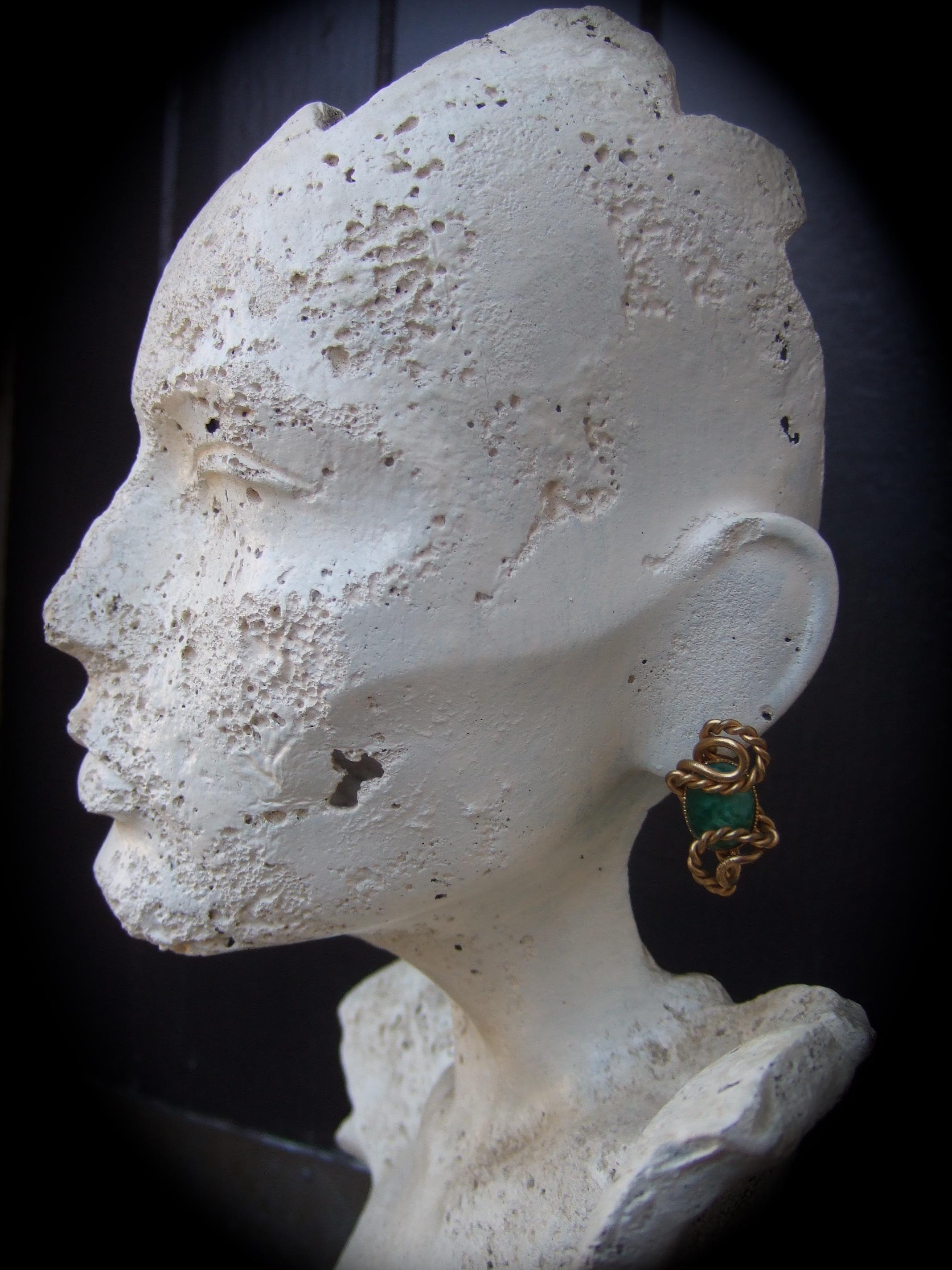 Pendientes de clip de piedra de cristal verde italiana Diseñados por Silvana c 1970 en Bueno estado para la venta en University City, MO