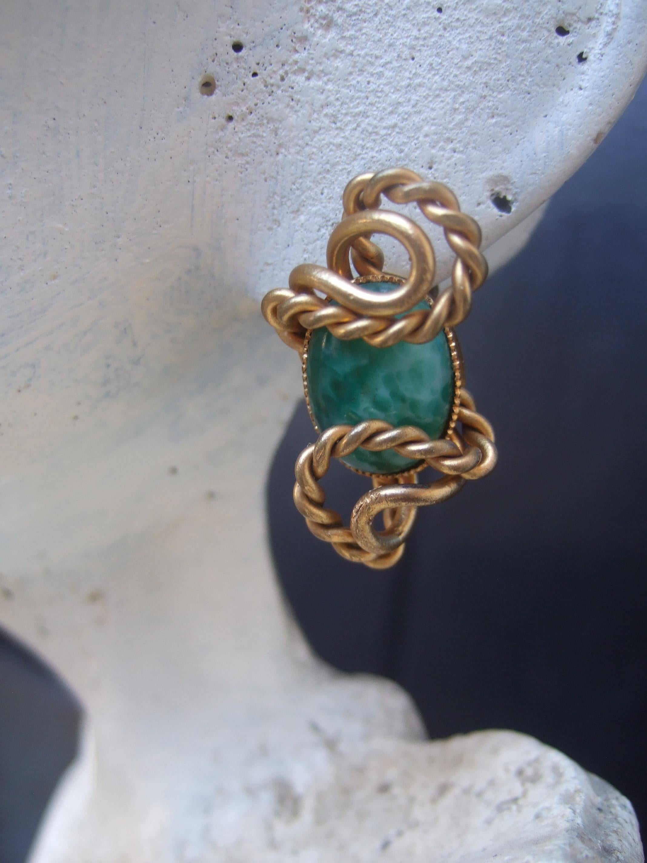 De las mujeres Pendientes de clip de piedra de cristal verde italiana Diseñados por Silvana c 1970 en venta