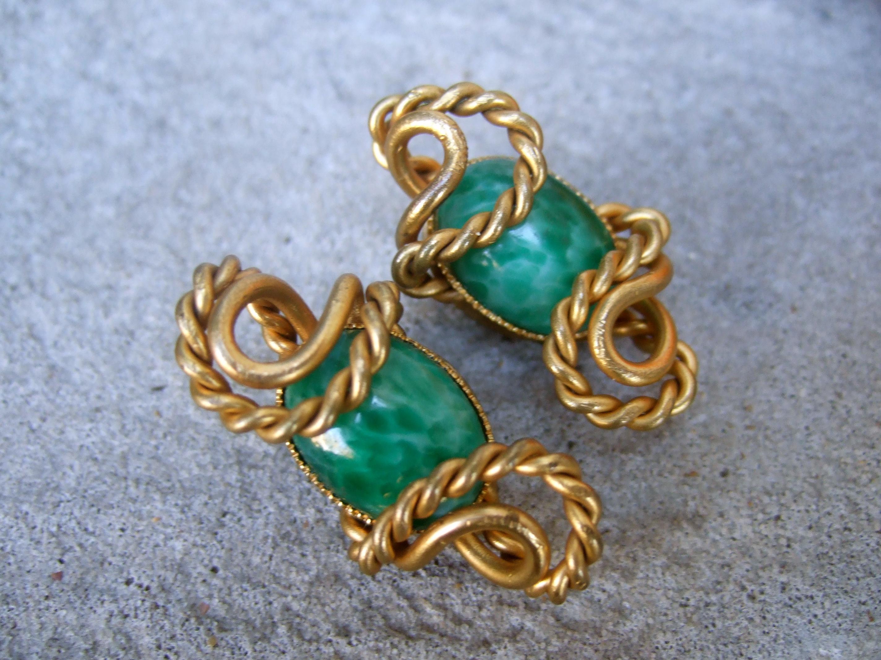 Pendientes de clip de piedra de cristal verde italiana Diseñados por Silvana c 1970 en venta 1