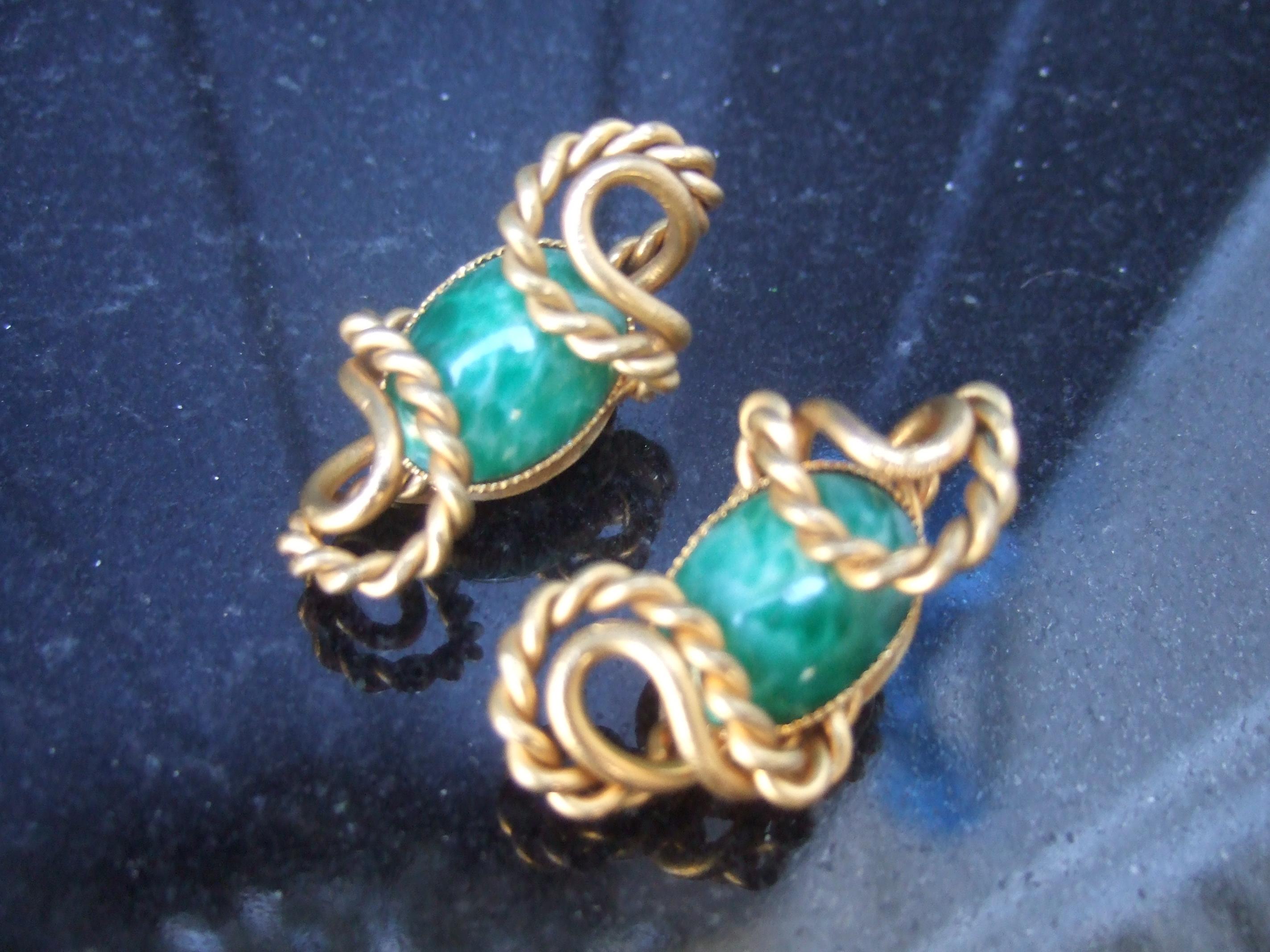 Pendientes de clip de piedra de cristal verde italiana Diseñados por Silvana c 1970 en venta 2