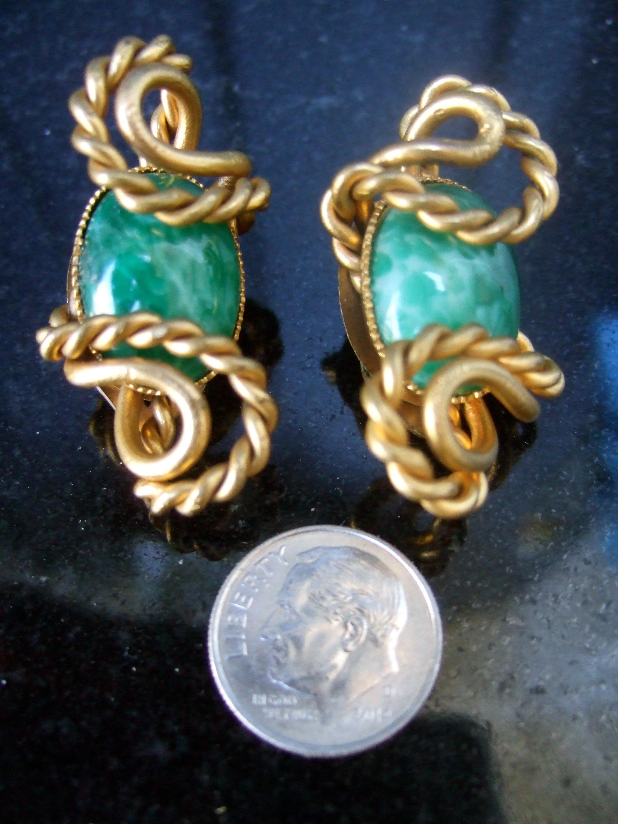 Pendientes de clip de piedra de cristal verde italiana Diseñados por Silvana c 1970 en venta 4