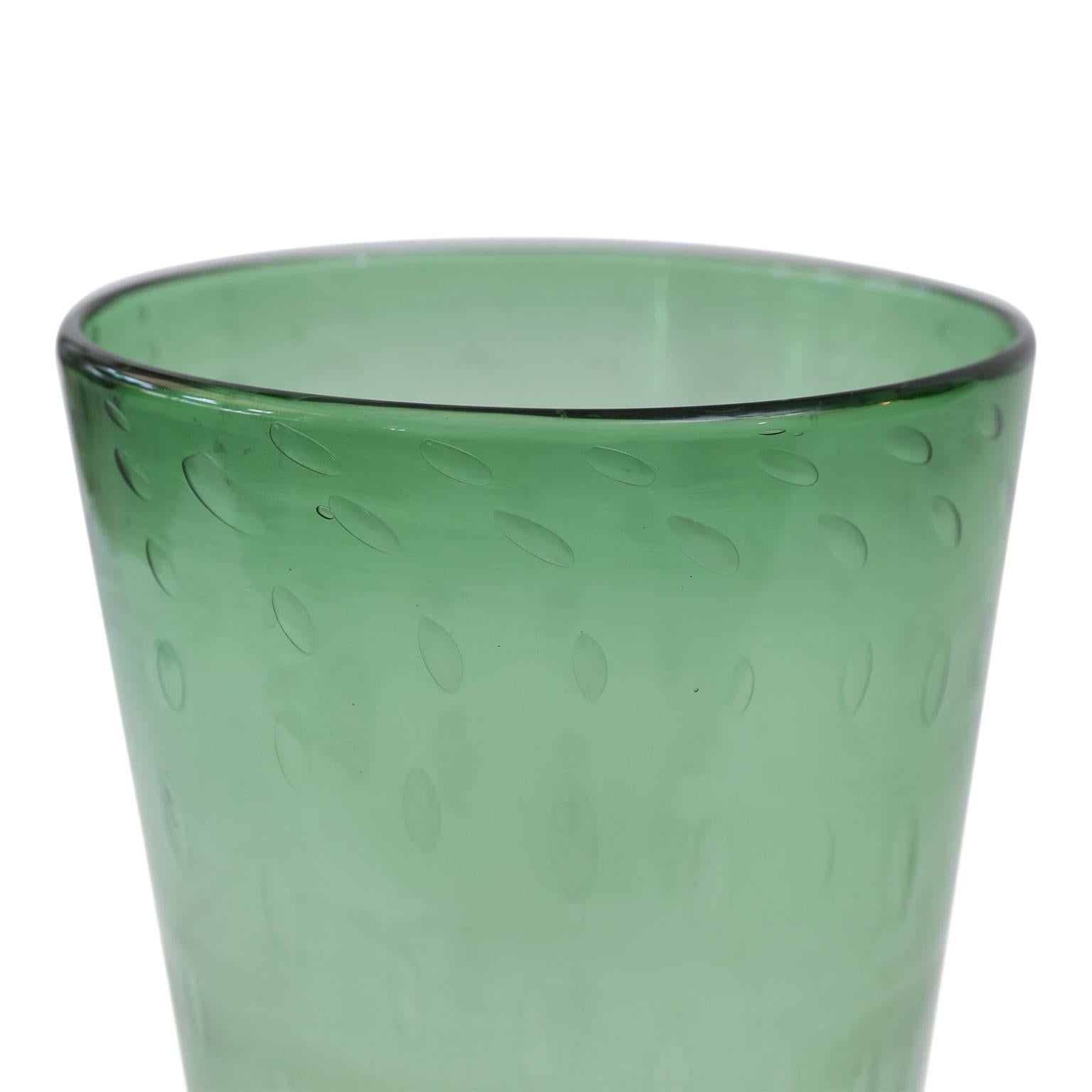 Vase en verre vert italien par Empoli, vers 1960.