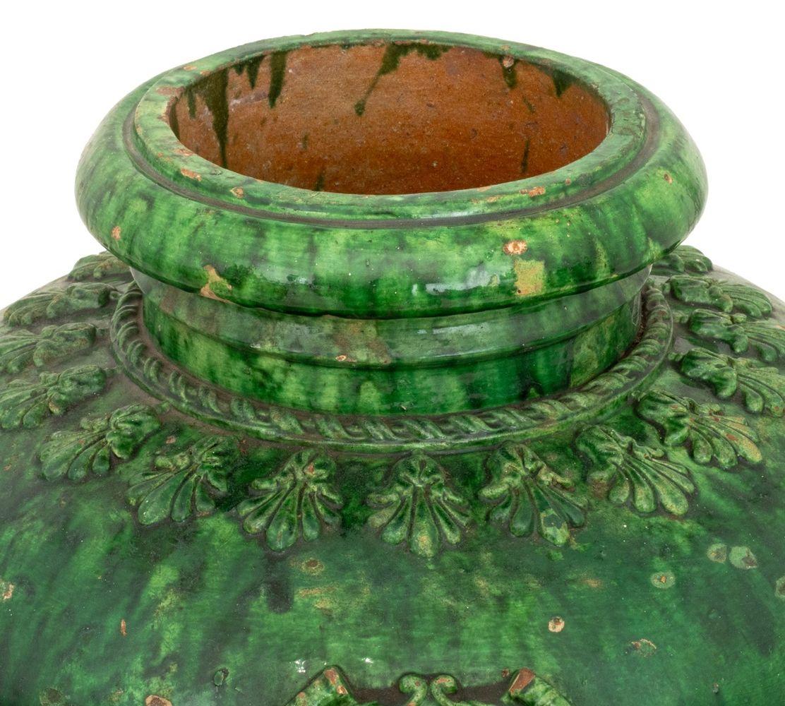 Neoclassico Vaso italiano in terracotta smaltata verde in vendita