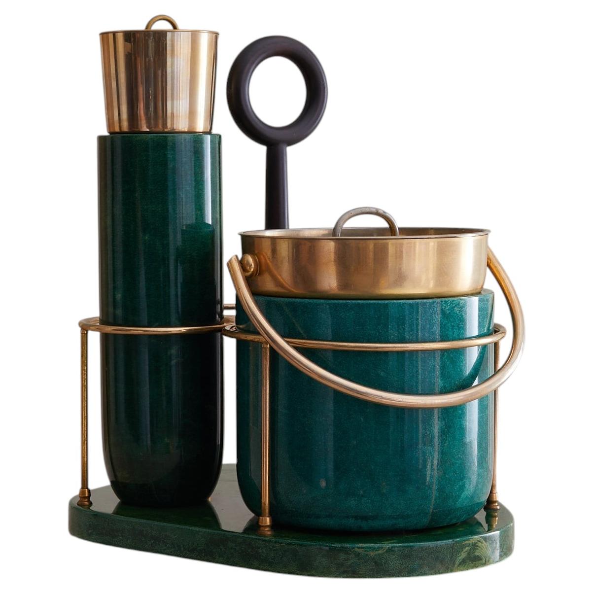 Set da cocktail italiano in pelle di capra verde e ottone attribuito ad Aldo Tura, anni '70