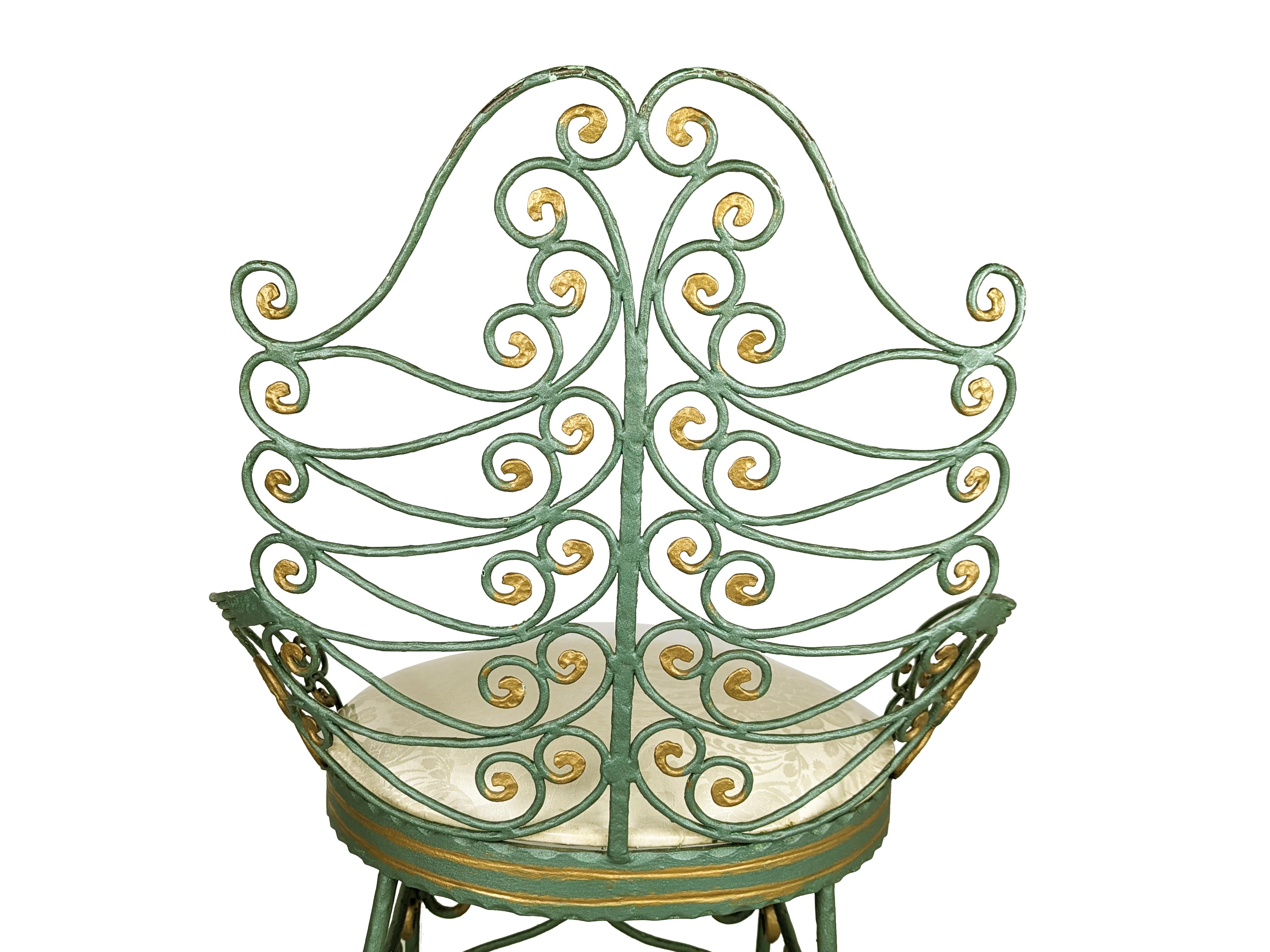Mid-Century Modern Chaise paon en fer forgé italien vert et or du milieu du siècle en vente