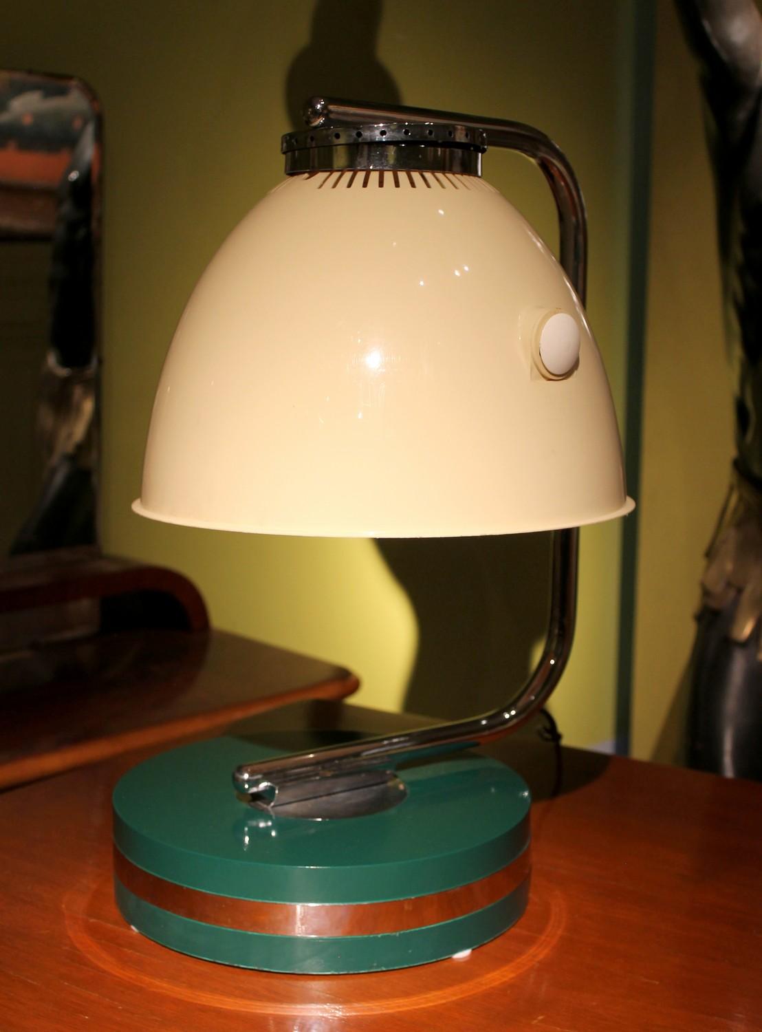 20th Century Italian Green Iron and Chrome Round Base Swivel Arm One Light Table Lamp, 1960s For Sale