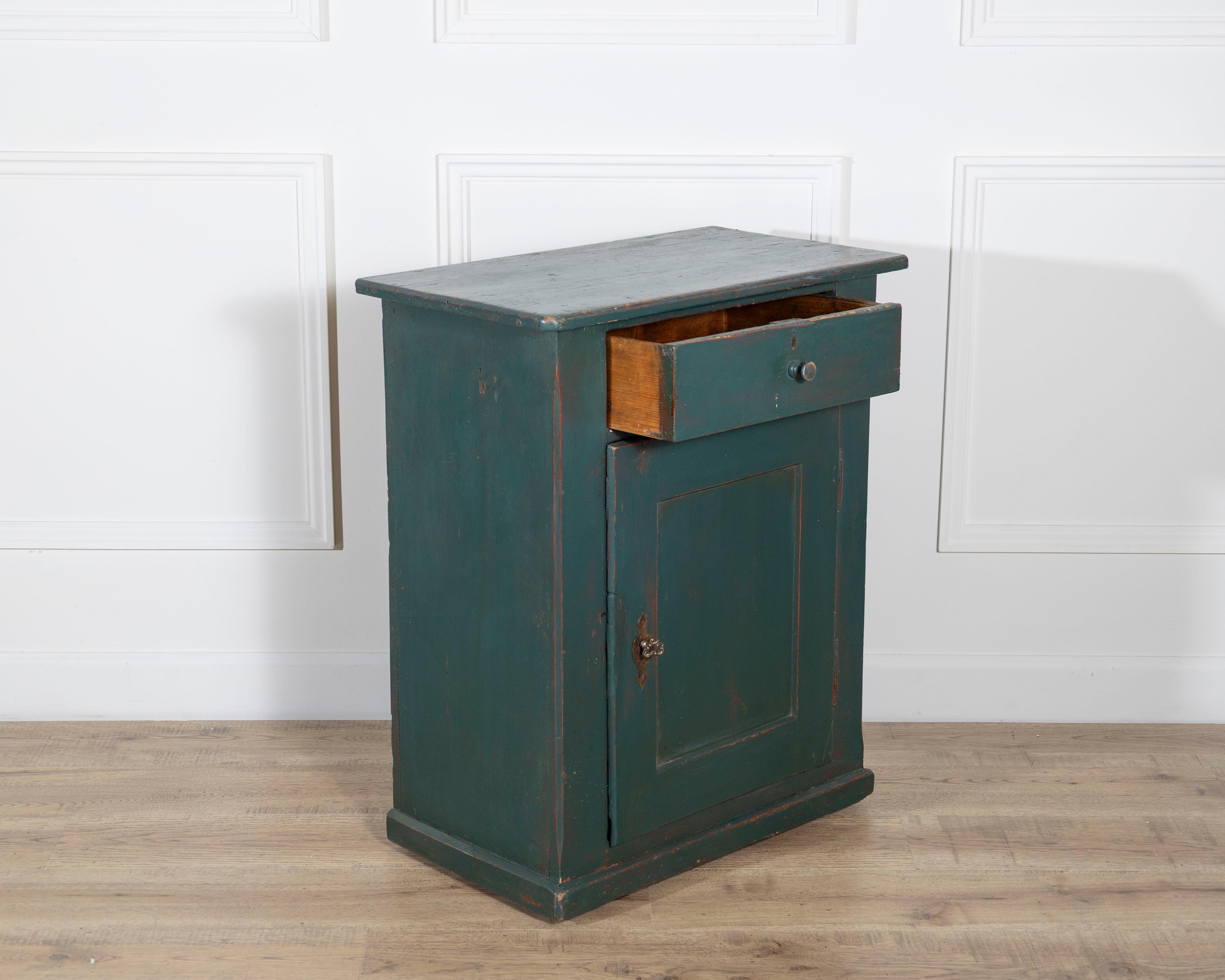 Italian Green-Lacquered Bedside Table in Fir Wood, Circa 1830 In Good Condition For Sale In Atlanta, GA