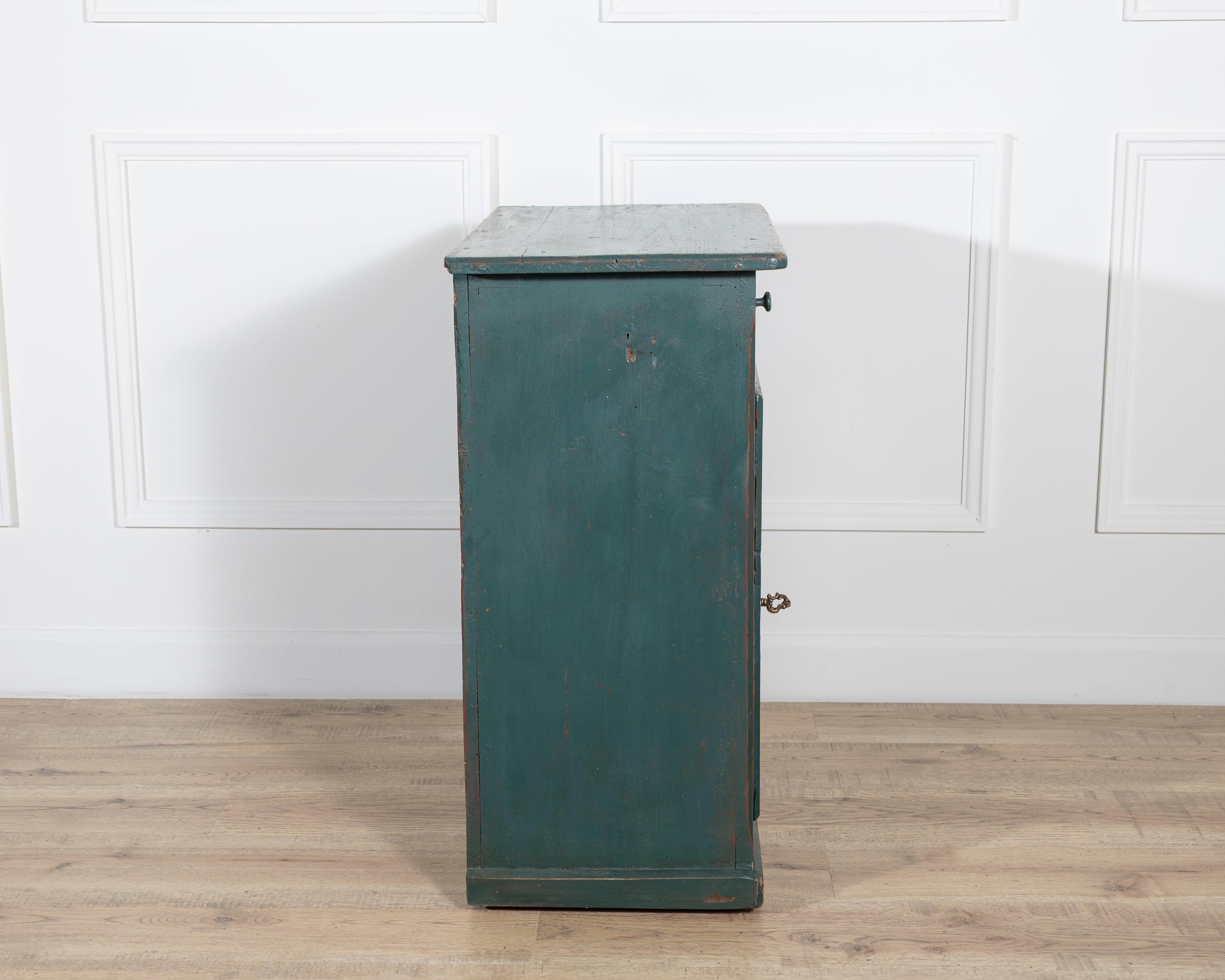 Italian Green-Lacquered Bedside Table in Fir Wood, Circa 1830 For Sale 1
