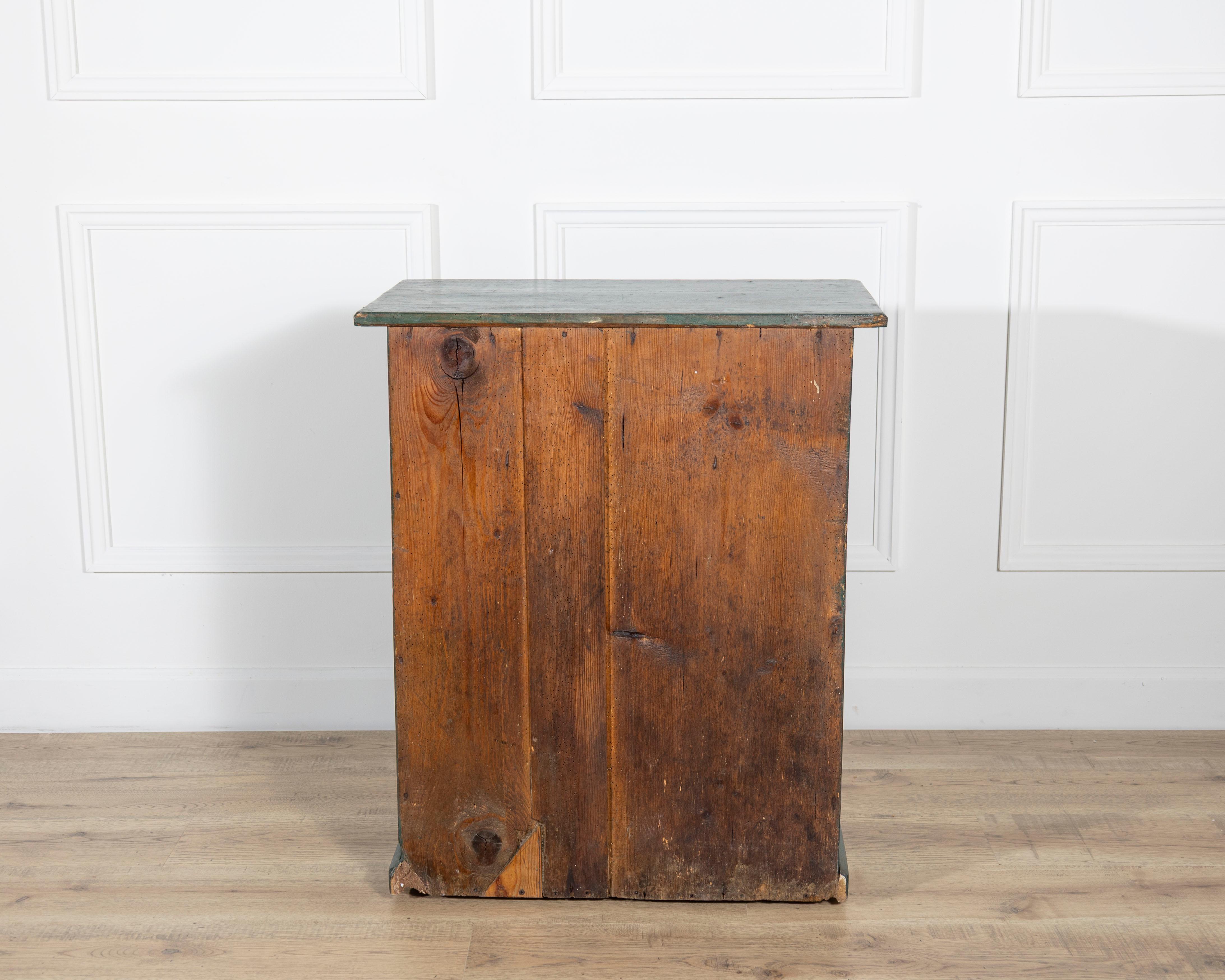 Italian Green-Lacquered Bedside Table in Fir Wood, Circa 1830 For Sale 2