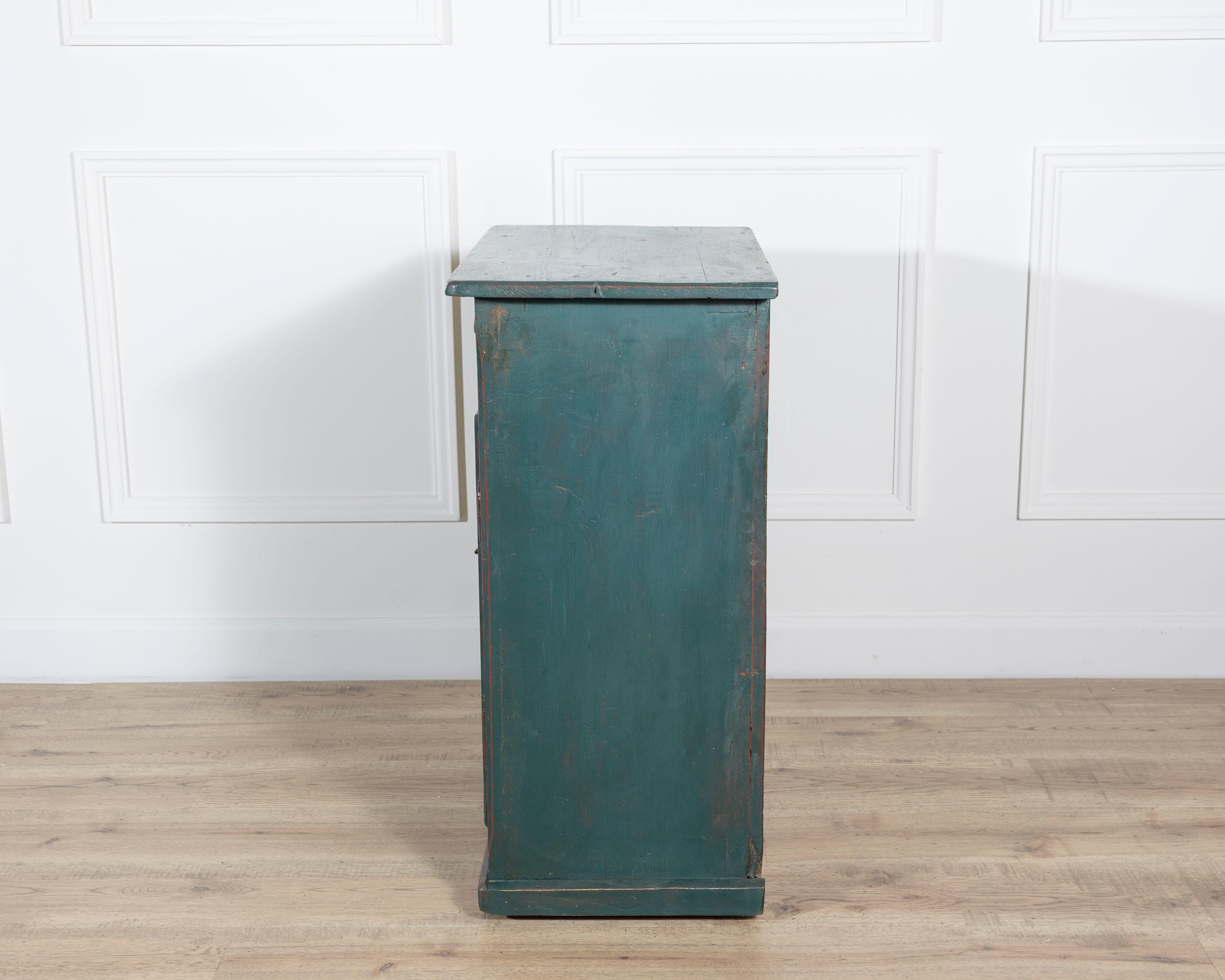 Italian Green-Lacquered Bedside Table in Fir Wood, Circa 1830 For Sale 3