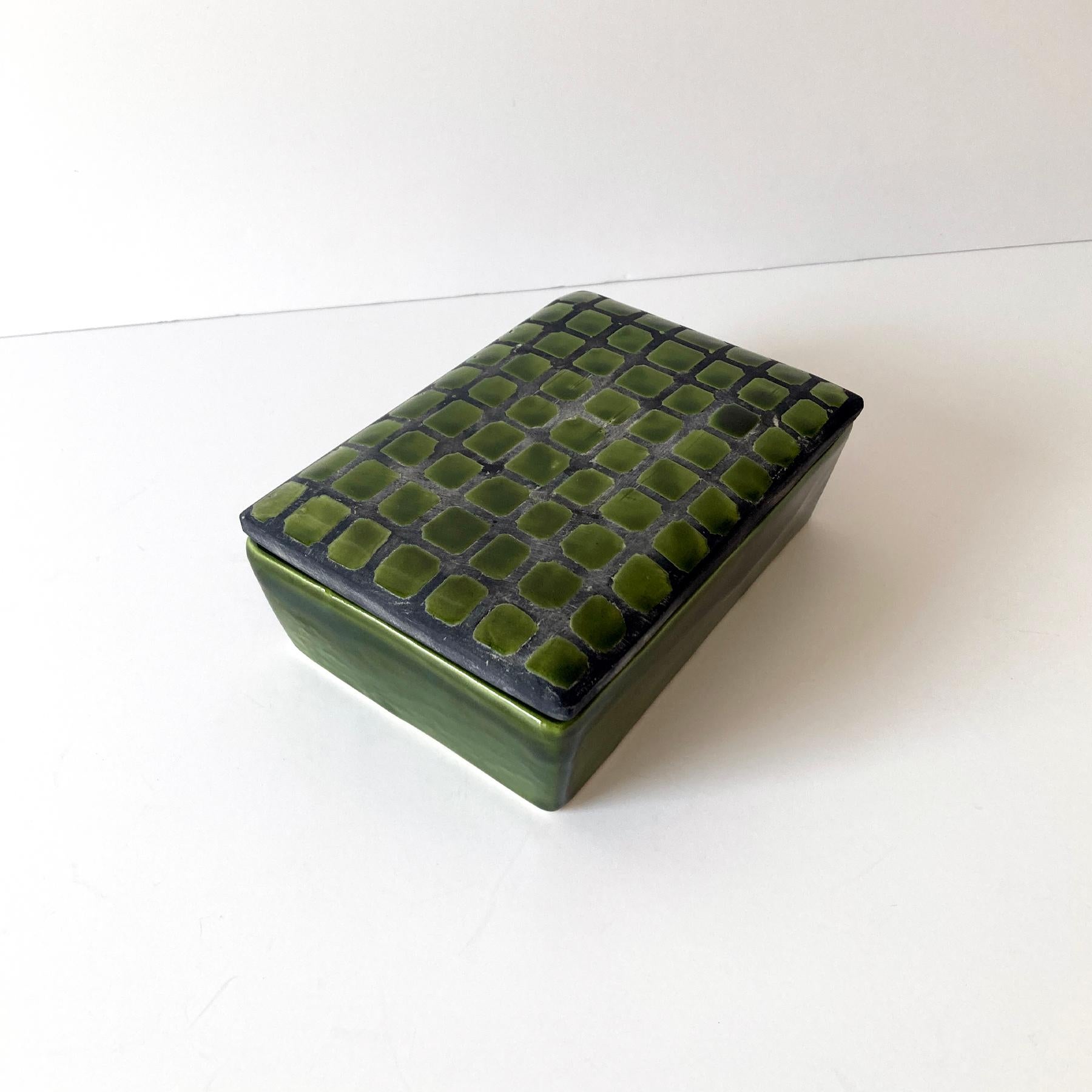 Italian Green Lidded Ceramic Box, 1960s In Good Condition In New York, NY