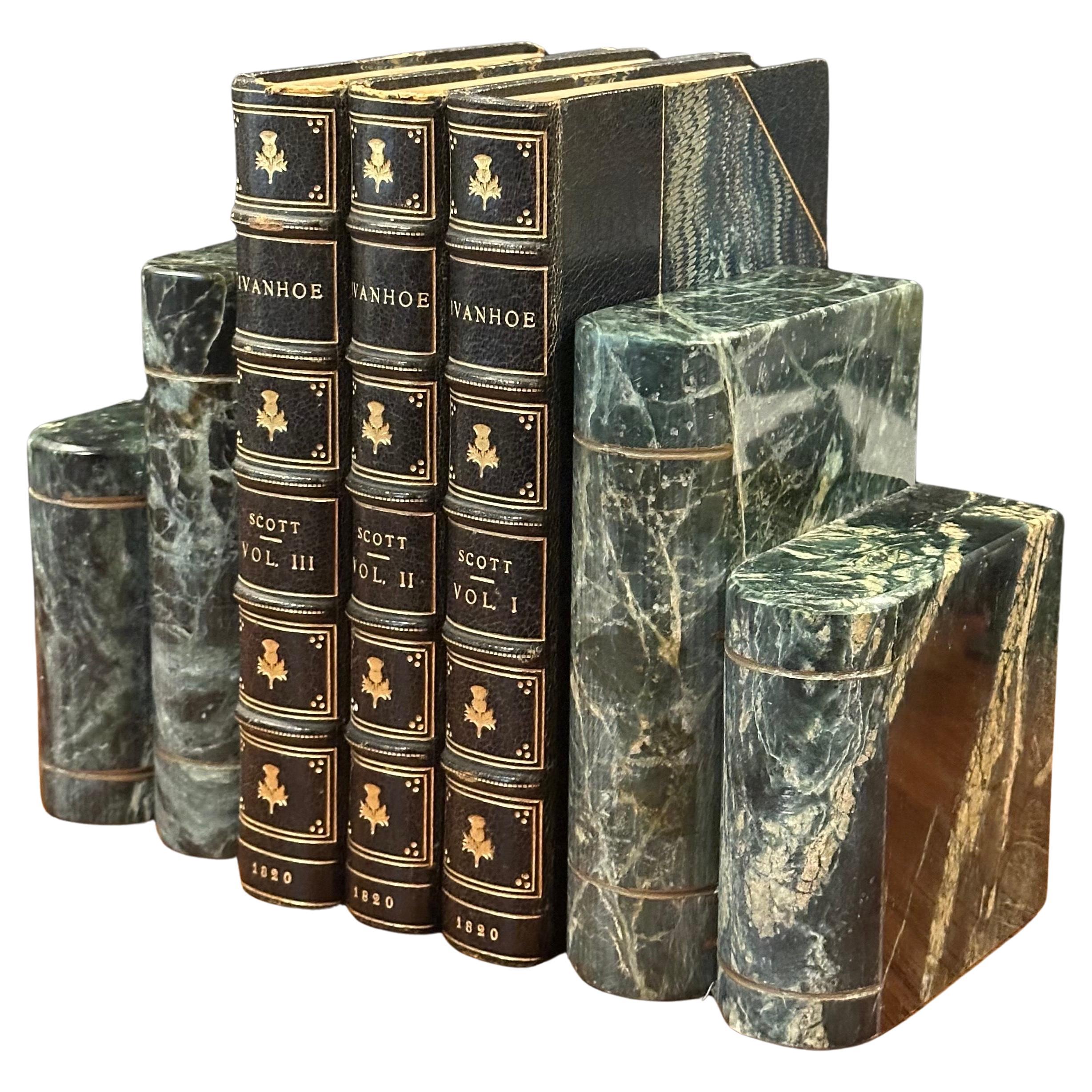 Serre-livres italiens en marbre vert « Livre »