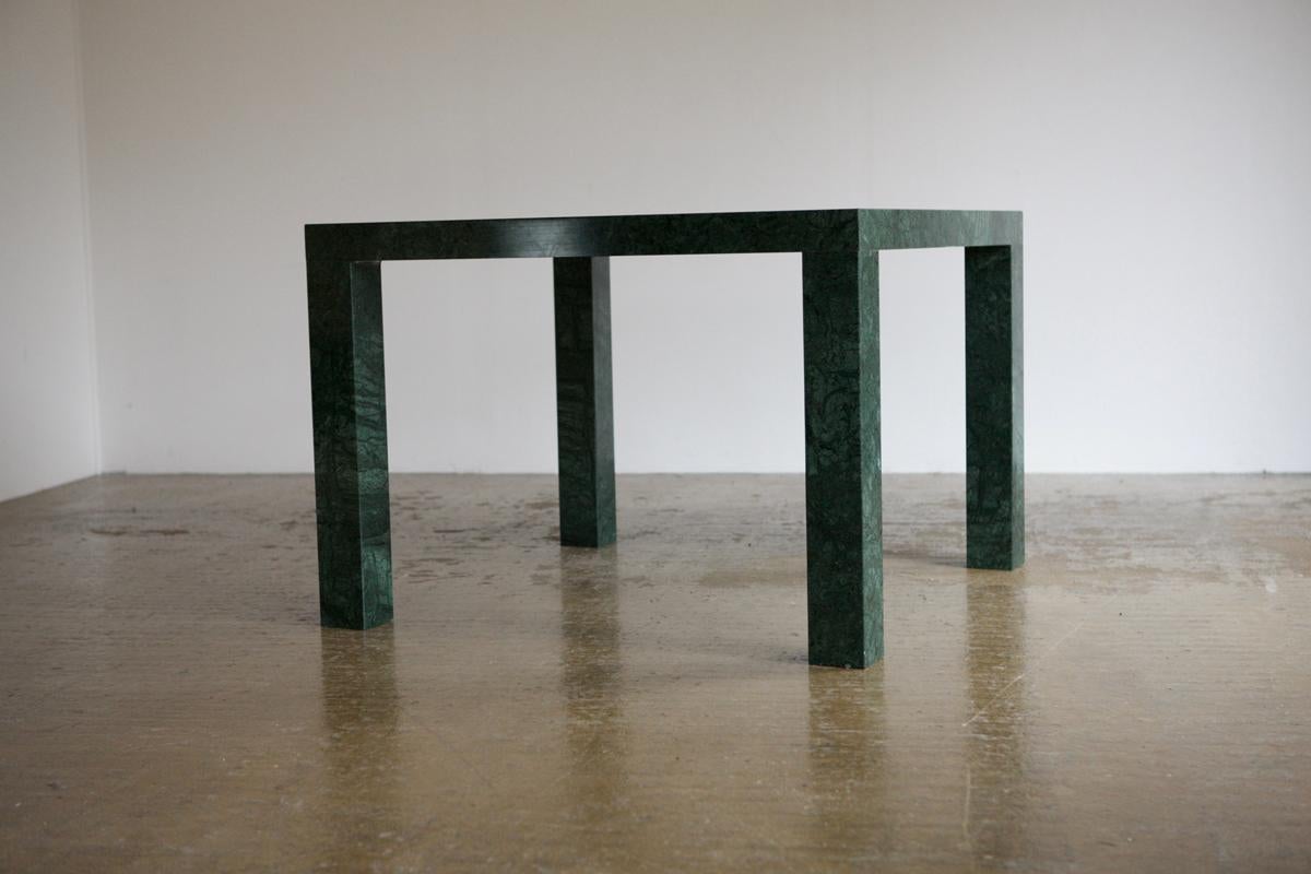Postmoderne Table de salle à manger italienne en marbre vert en vente