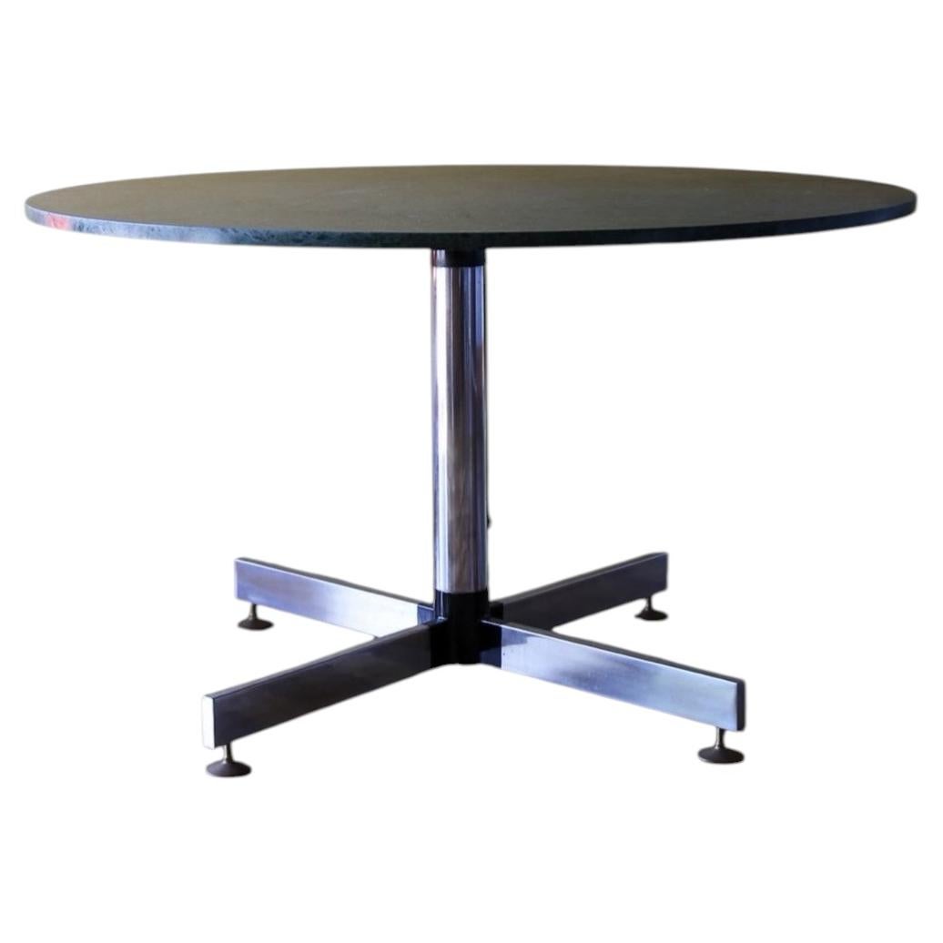 Table de salle à manger italienne en marbre, plateau rond vert avec base chromée, années 1970