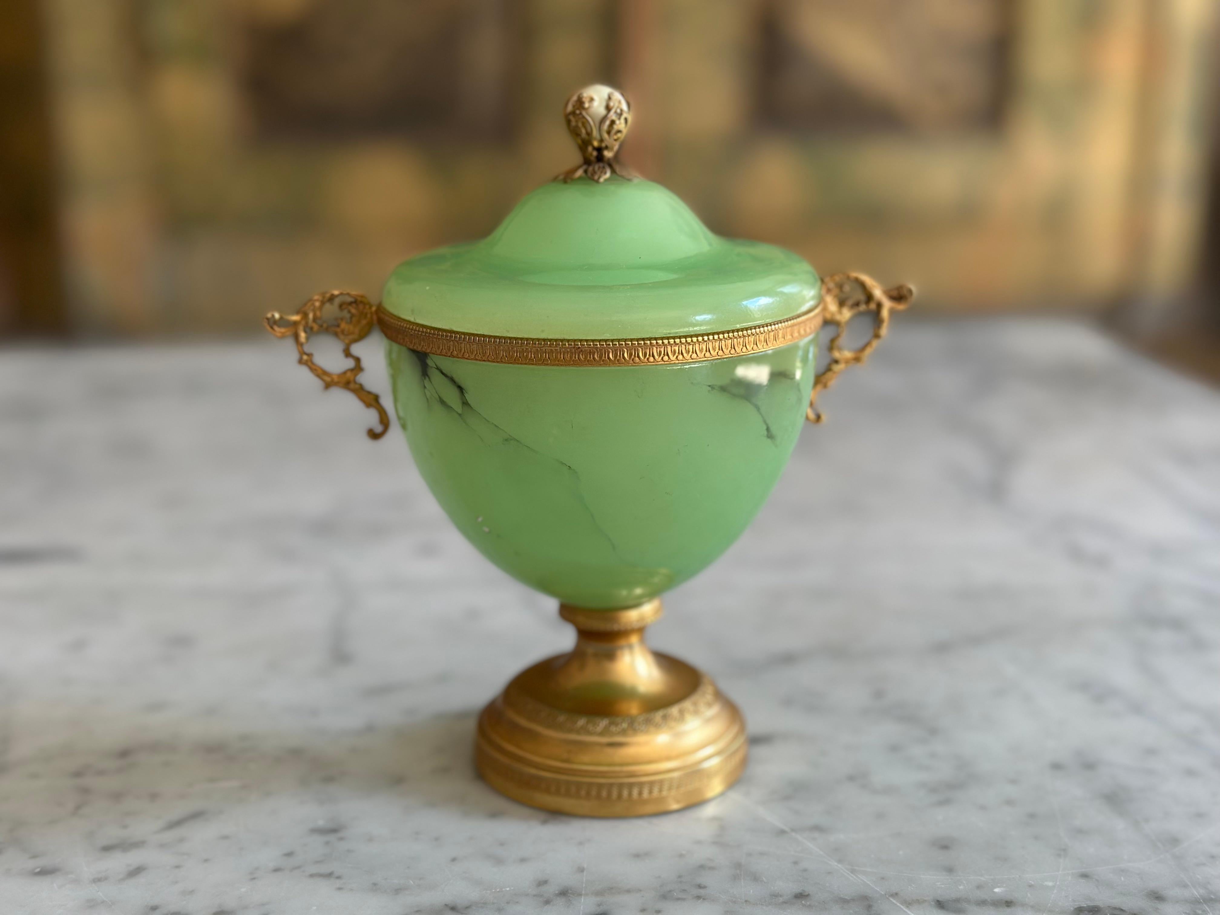 Cette exquise bonbonnière à couvercle a été fabriquée en Italie au cours de la première moitié du XXe siècle et témoigne de l'élégance des matériaux nobles et de l'habileté des artisans. Fabriqué à partir d'un marbre vert frais - parfois également