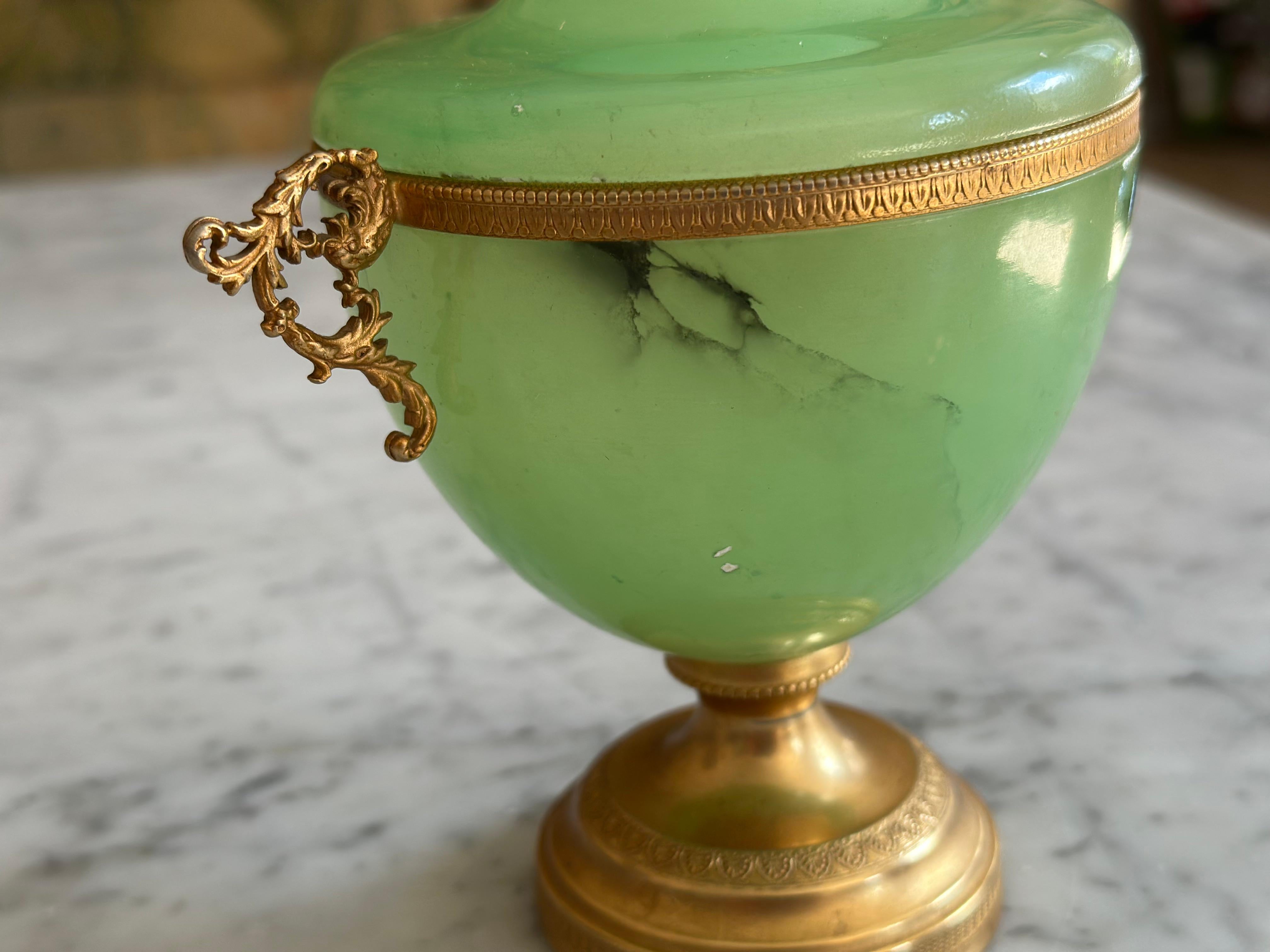 Début du 20ème siècle Bonbonnière italienne à couvercle en marbre vert et montures en laiton, début du 20e siècle en vente