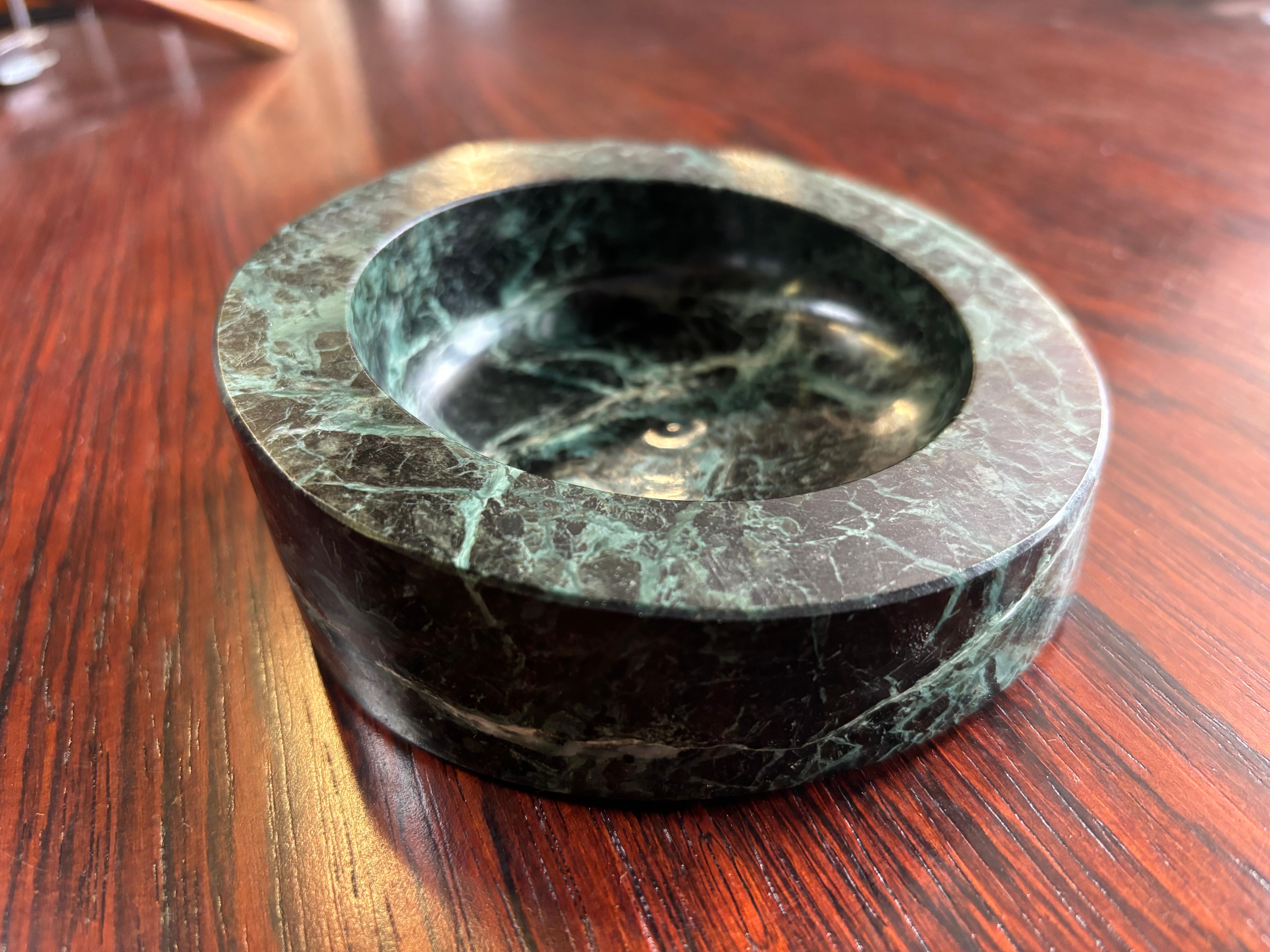Piatto italiano Vide-Poche in marmo verde.  Bellissimo marmo dal design asimmetrico.  Etichetta italiana in basso.