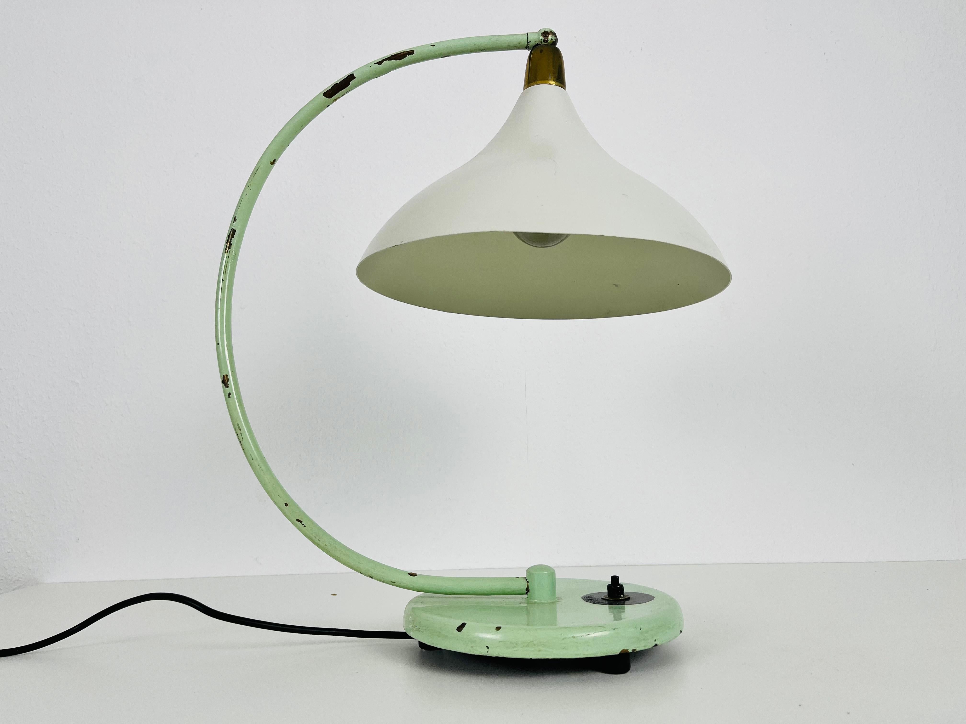 Mid-Century Modern Lampe de bureau italienne en métal vert, années 1960, Italie en vente