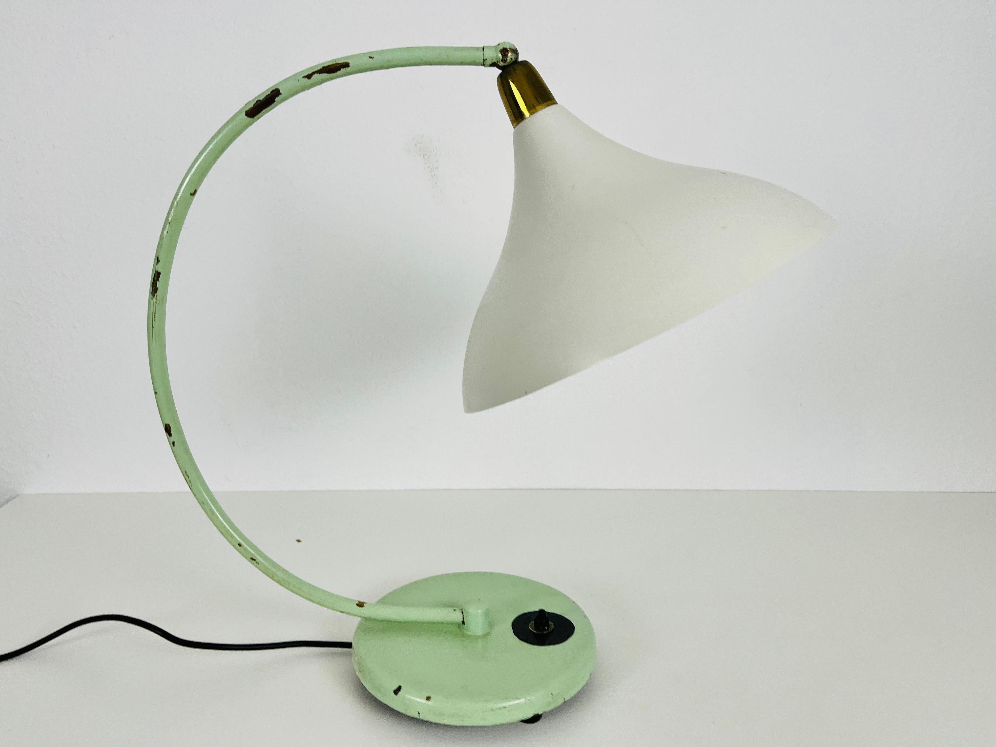 Mid-Century Modern Italian Green Metal Table Lamp, 1960s, Italy For Sale