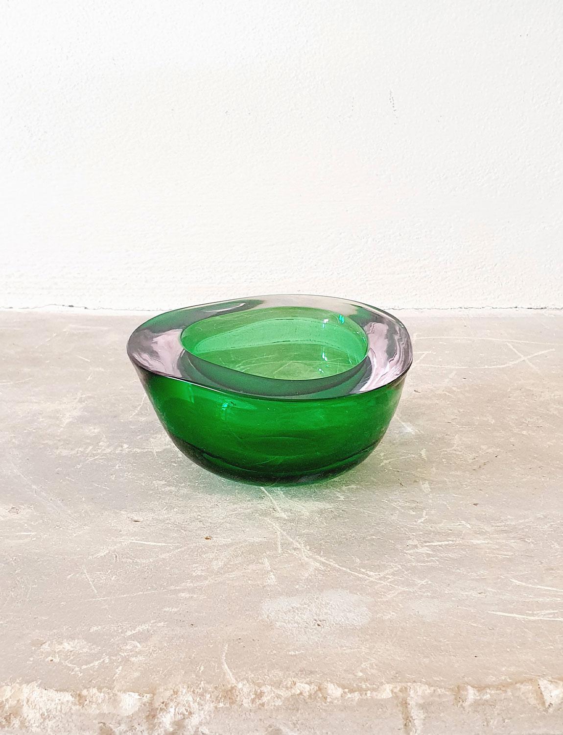 Hand-blown 1970s sommerso bowl. The core of this pretty small bowl is green and is inset in translucent glass. In good condition.