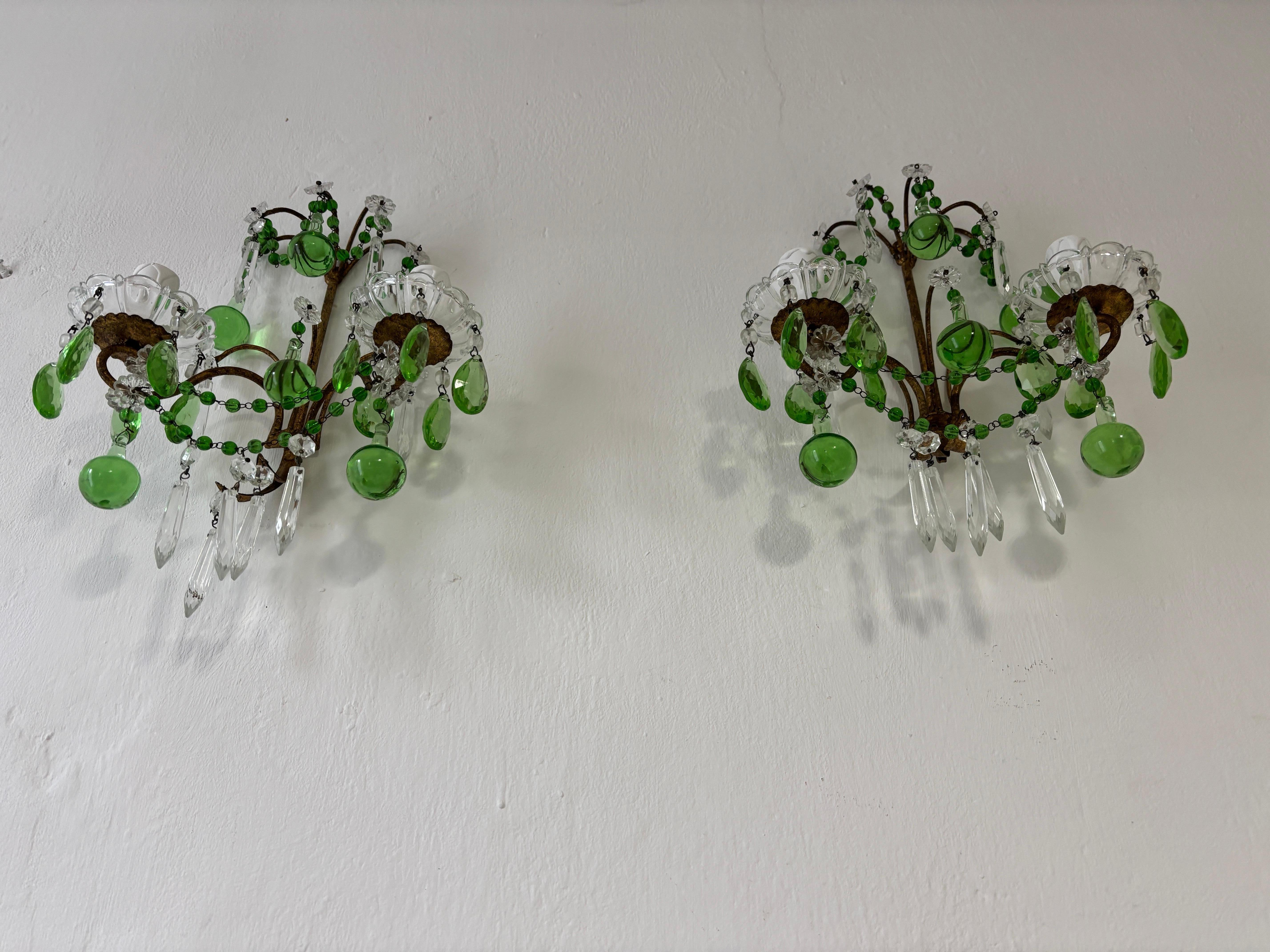  Con dos luces cada una, se recablearán con enchufes homologados UL para EE.UU. y enchufes adecuados para el resto de países, y estarán listos para colgar. Dos luces en hermosas bobeches de cristal, goteando con raros prismas de cristal verde. 