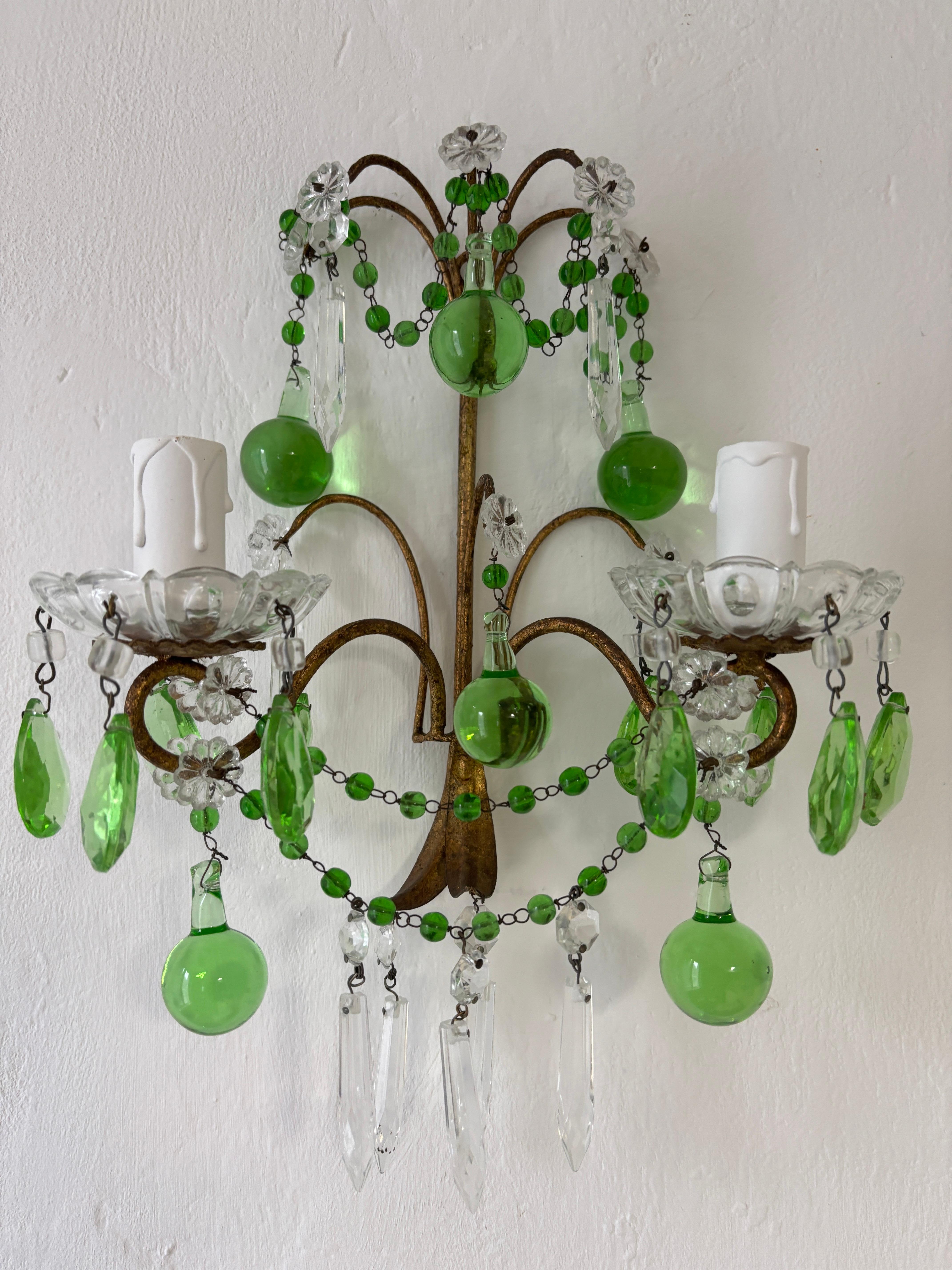 Apliques de cristal de Murano verde italiano con gotas, prismas y guirnaldas c 1930 mediados del siglo XX en venta