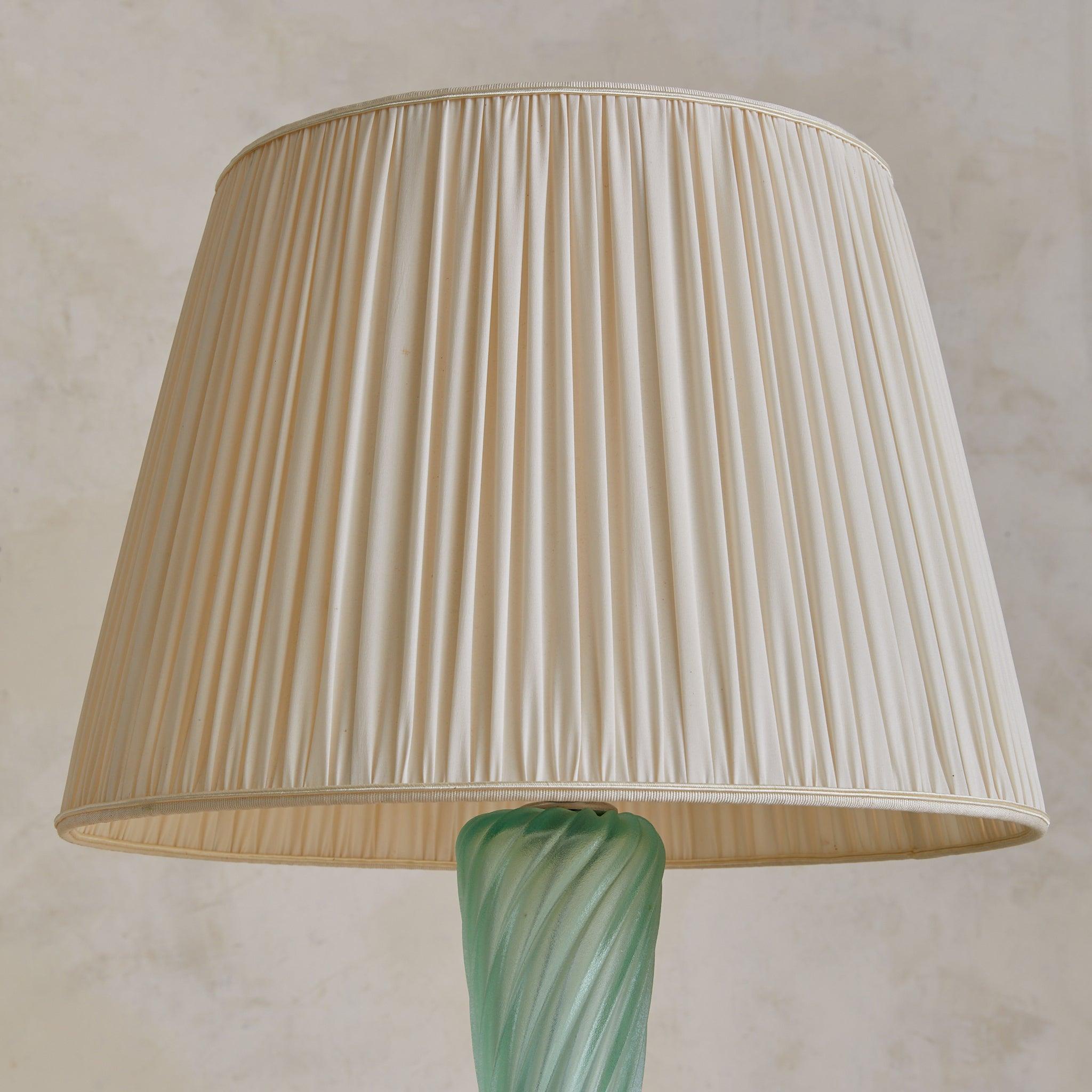 Italian Green Murano Glass Table Lamp with Pleated Shade, 1950s Moderno de mediados de siglo en venta