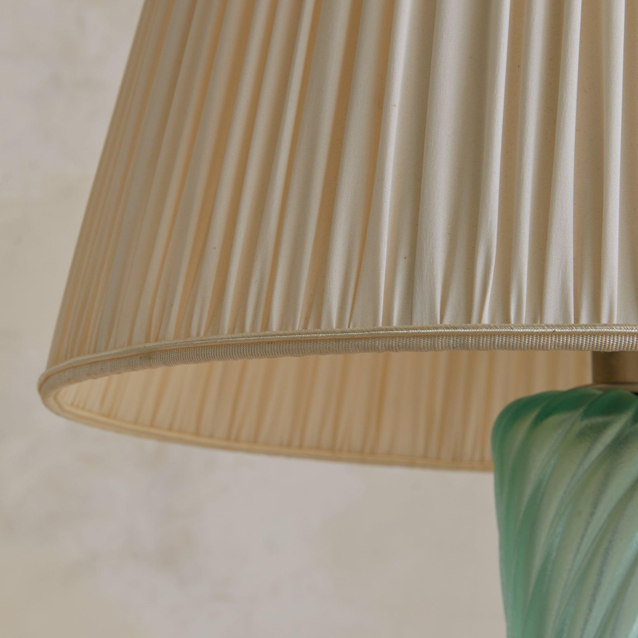 Italian Green Murano Glass Table Lamp with Pleated Shade, 1950s Italiano en venta