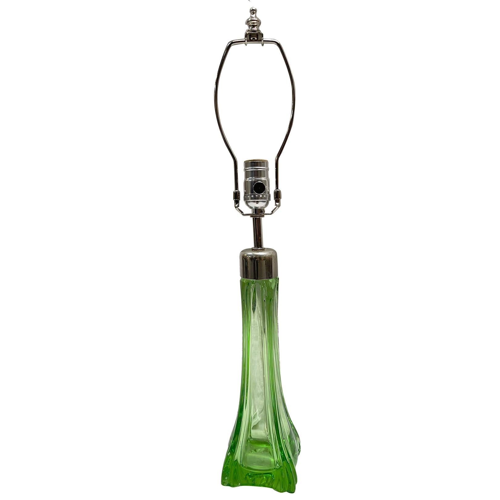 Lampe de table en verre soufflé de Murano datant des années 1960.

Mesures :
Hauteur du corps : 13 pouces
Hauteur jusqu'au support de l'abat-jour : 23