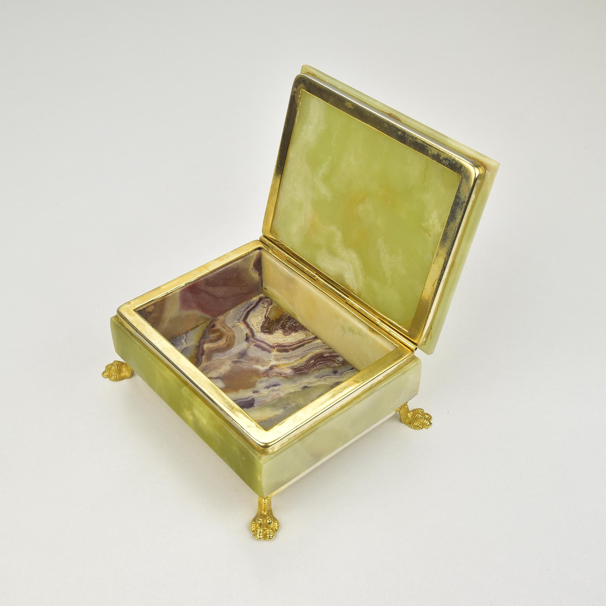 Italian Green Onyx Marble Stone Jewelry Box with Lion Feet In Good Condition In Bad Säckingen, DE
