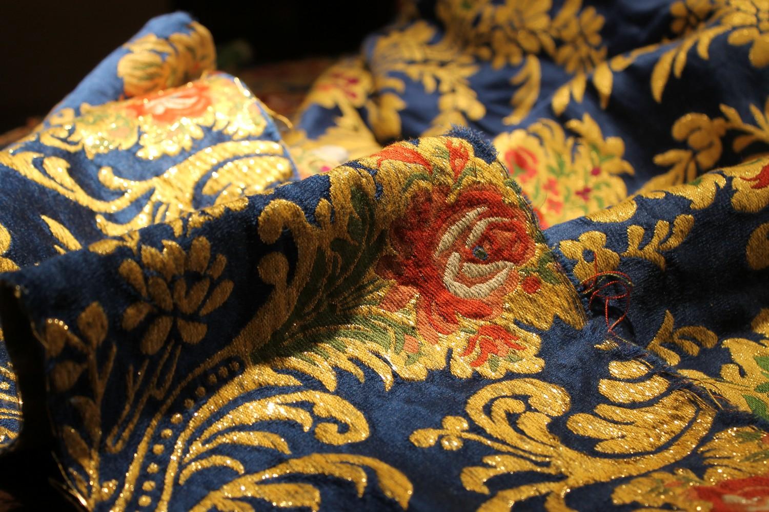 Tissu italien en brocart de soie verte avec motifs floraux rouges et or en vente 9