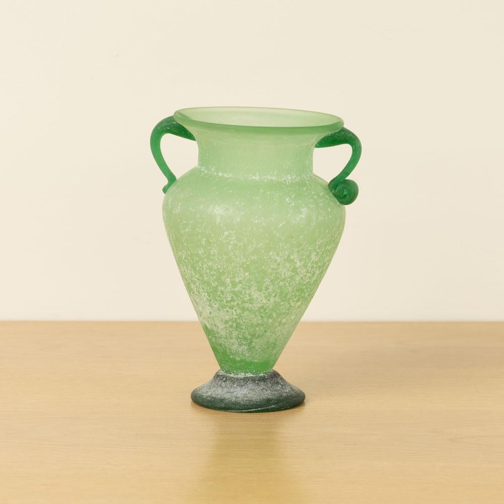 Vaso Scavo d'epoca in una bella forma ad anfora proveniente dall'Italia, anni '60. Realizzato in vetro verde smerigliato e maniglie in vetro sui lati con dettagli a voluta. Uno splendido pezzo decorativo. 
