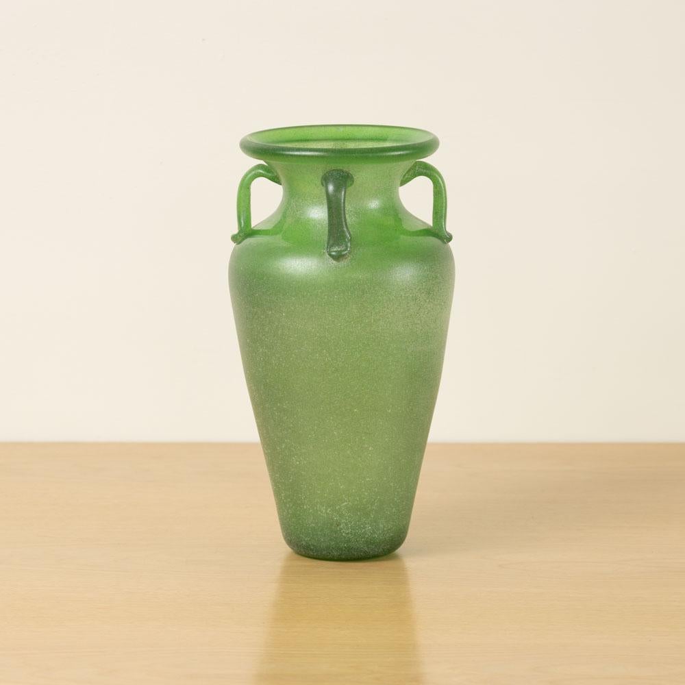 Vaso Scavo d'epoca, Italia, anni '60. Realizzato in vetro verde smerigliato con quattro manici in vetro. Uno splendido pezzo decorativo. 