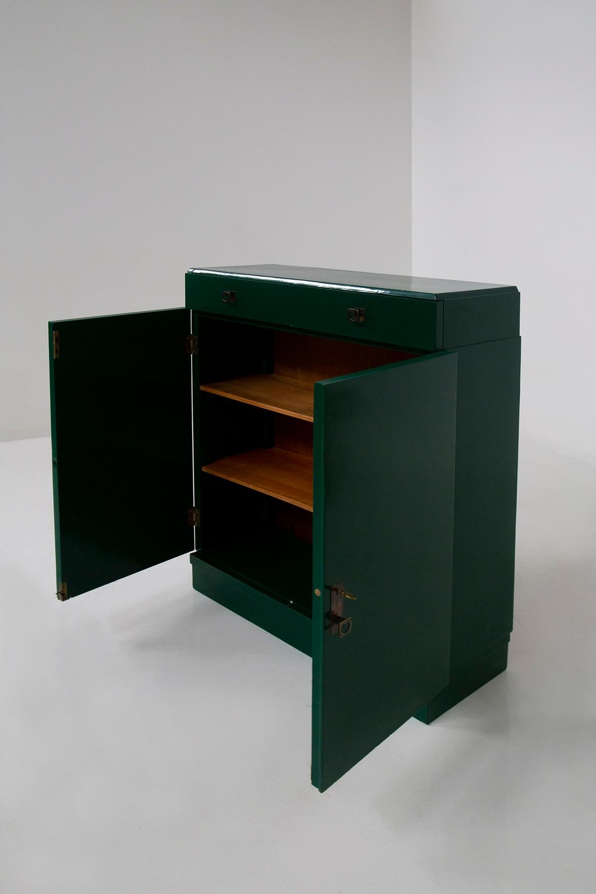 Pier Luigi Colli's small sideboard, an ode to the craftsmanship and Italian design of the 1930s and 1940s. This piece of furniture is not just a functional object, but a work of art that captures the essence of an era and a culture. The green