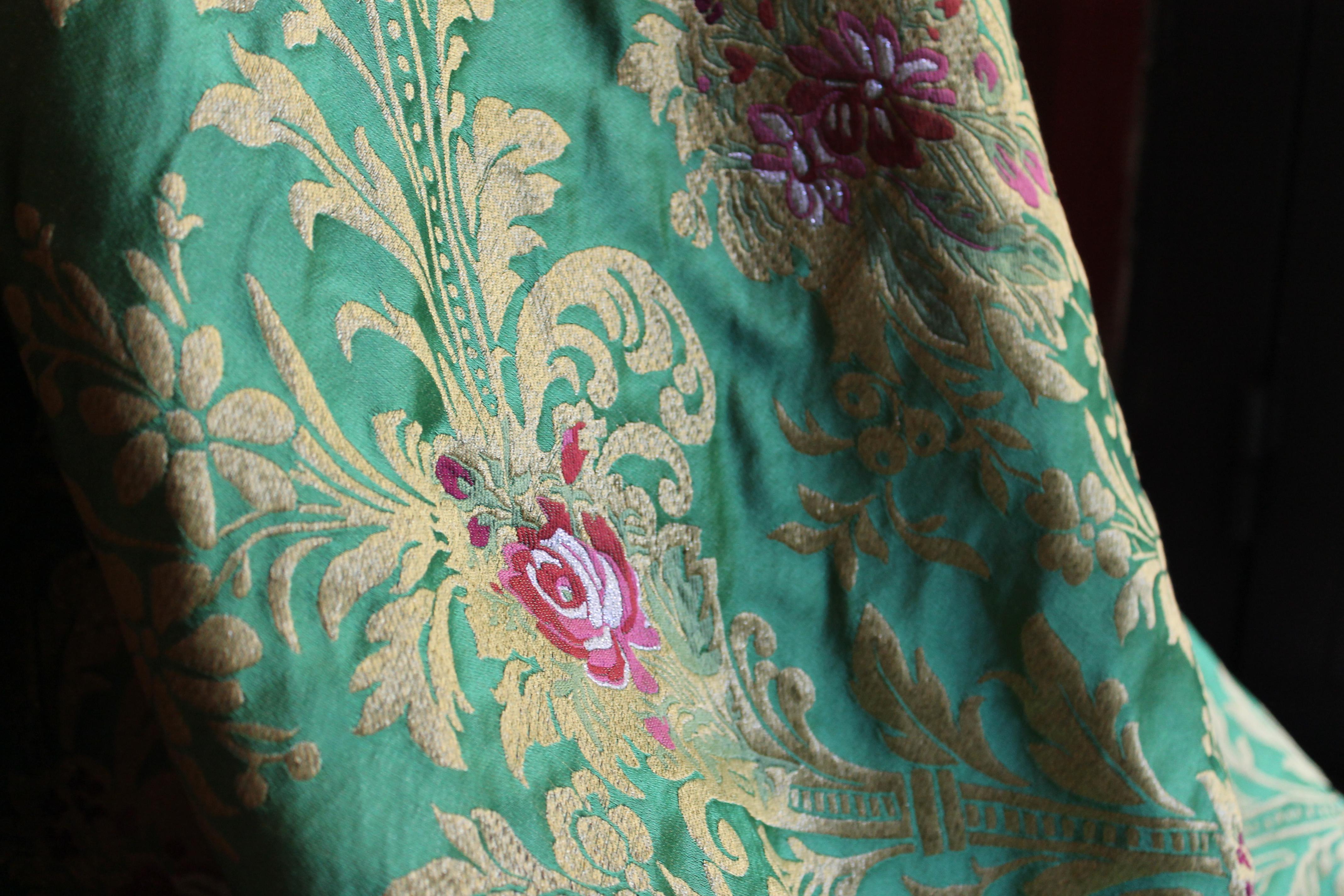 Un magnifique rouleau de tissu italien à motifs de roses 100% MADE IN ITALY il y a 20 mt. disponibles et prêts à être expédiés en ce moment. Ce tissu a une largeur de 140 cm. Une remise spéciale sera appliquée en cas d'achat d'un rouleau entier de