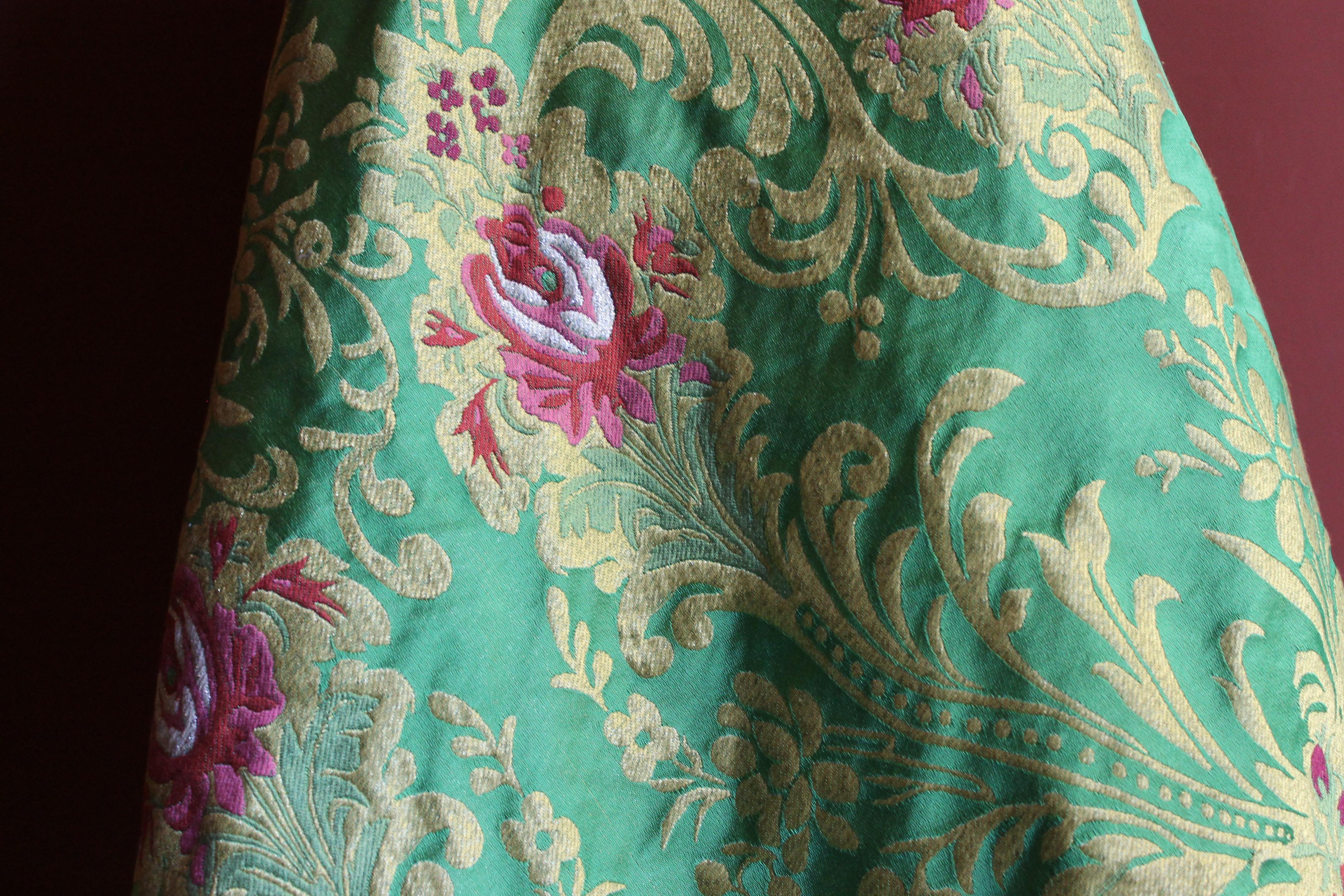 Rococo Tissu italien en brocart de soie verte avec motifs floraux rouges et or en vente