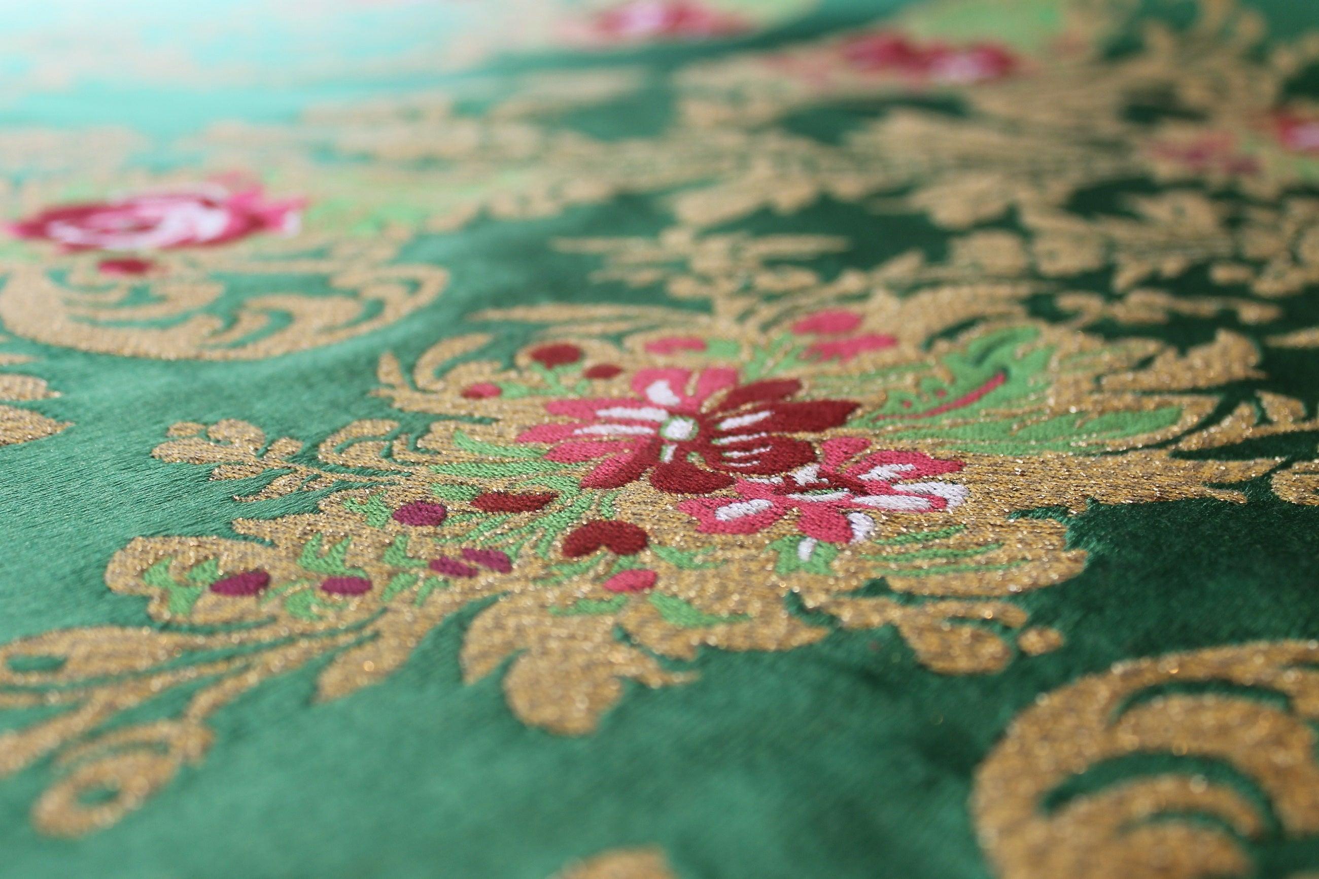 XXIe siècle et contemporain Tissu italien en brocart de soie verte avec motifs floraux rouges et or en vente