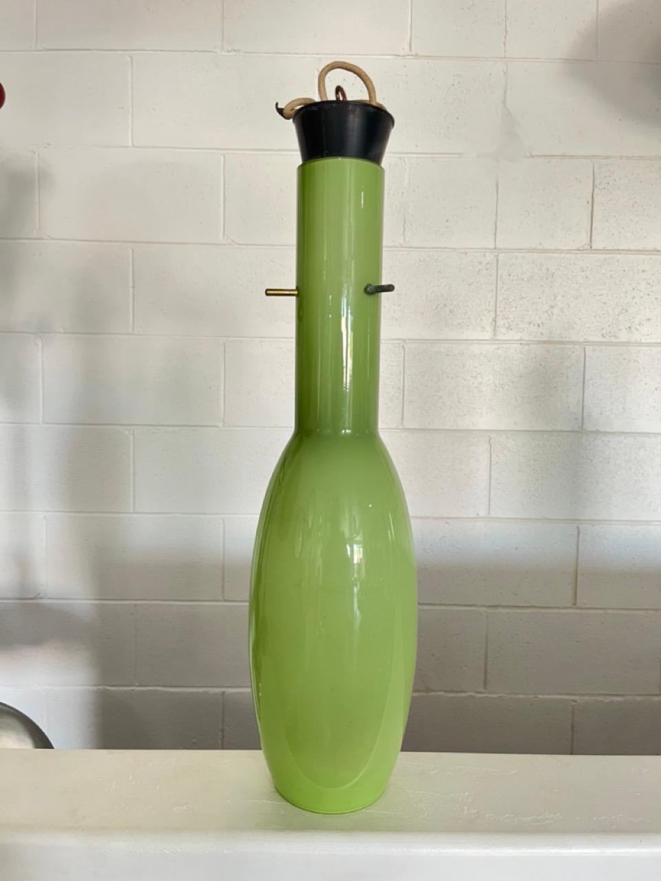 Mid-Century Modern Lampe à suspension italienne en verre épais vert des années 1960 en vente