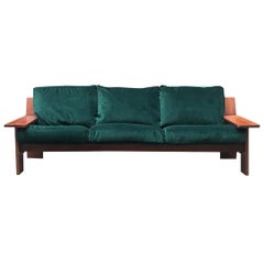 Canapé italien à trois places Plinio en velours vert et bois de Plinio Il Giovane, 1975