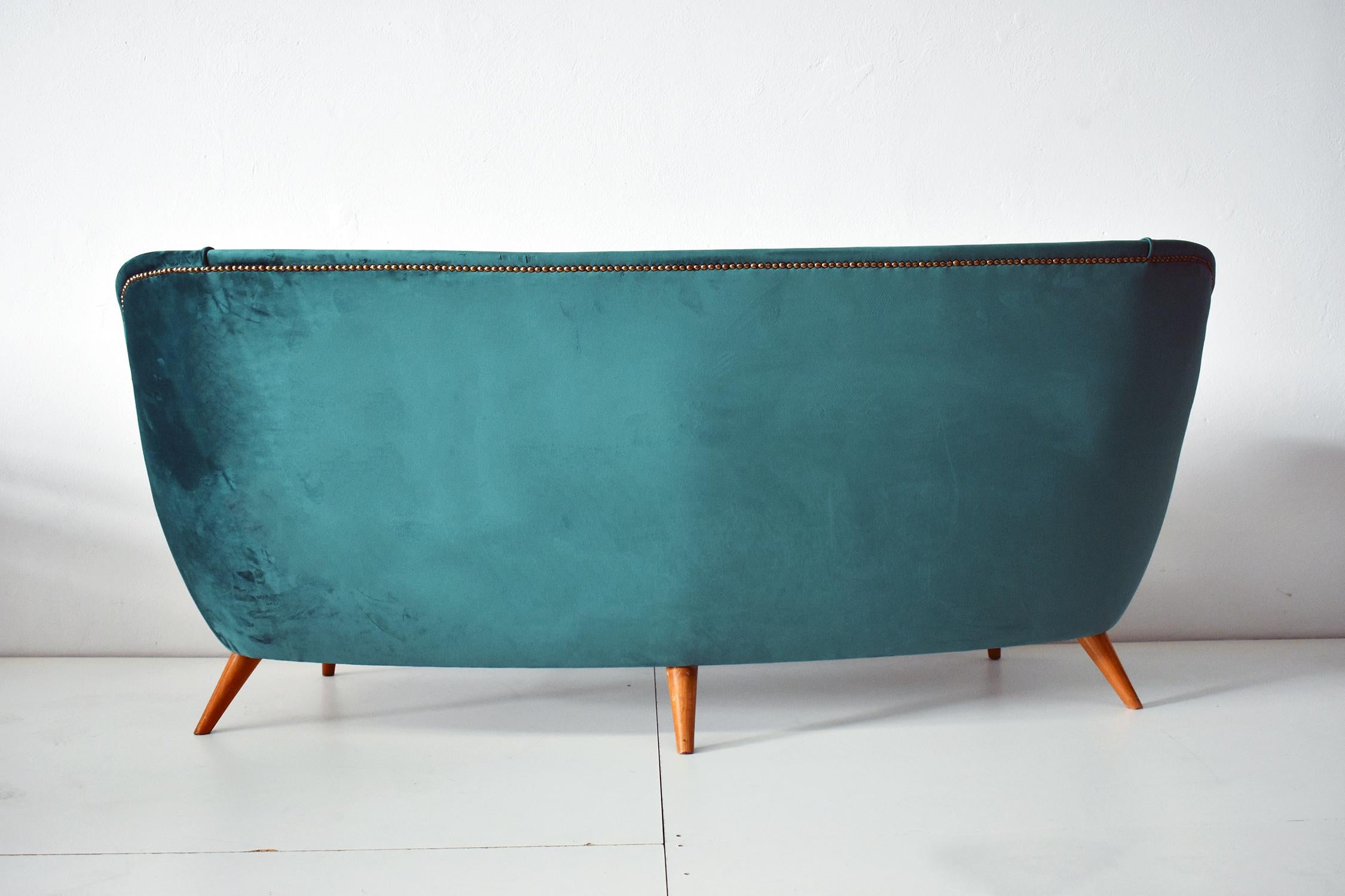 Italian Green Velvet, Wood and Brass Sofa, 1950s In Good Condition In MIlano, IT