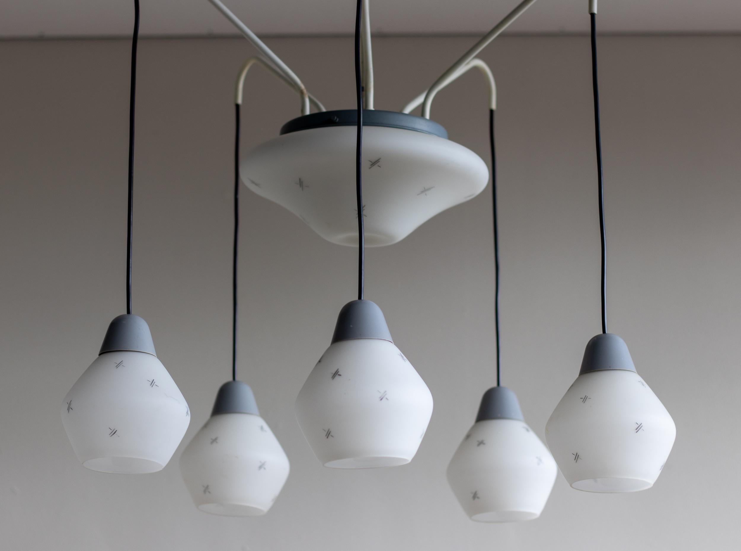 Lustre italien en laiton émaillé gris avec pendentifs en verre dépoli, vers 1960 en vente 3