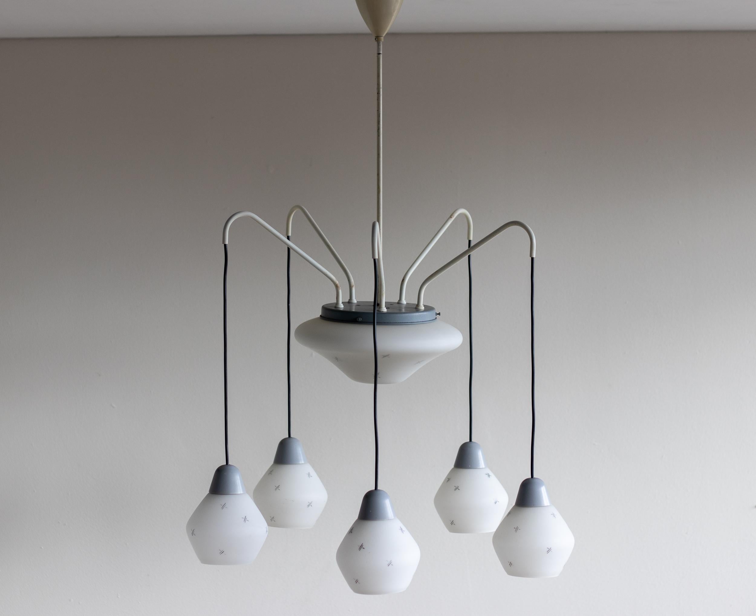 Mid-Century Modern Lustre italien en laiton émaillé gris avec pendentifs en verre dépoli, vers 1960 en vente