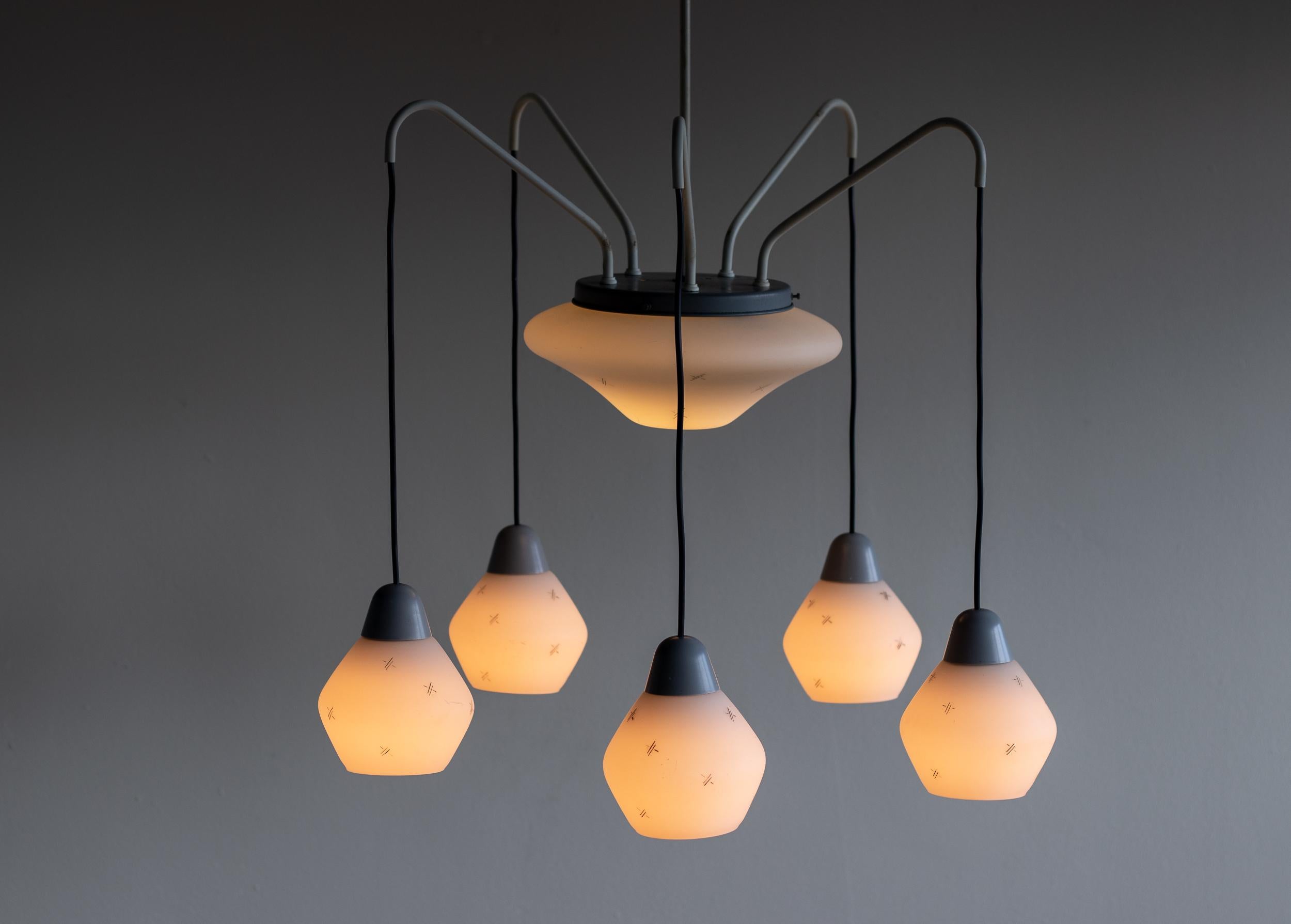 Émaillé Lustre italien en laiton émaillé gris avec pendentifs en verre dépoli, vers 1960 en vente