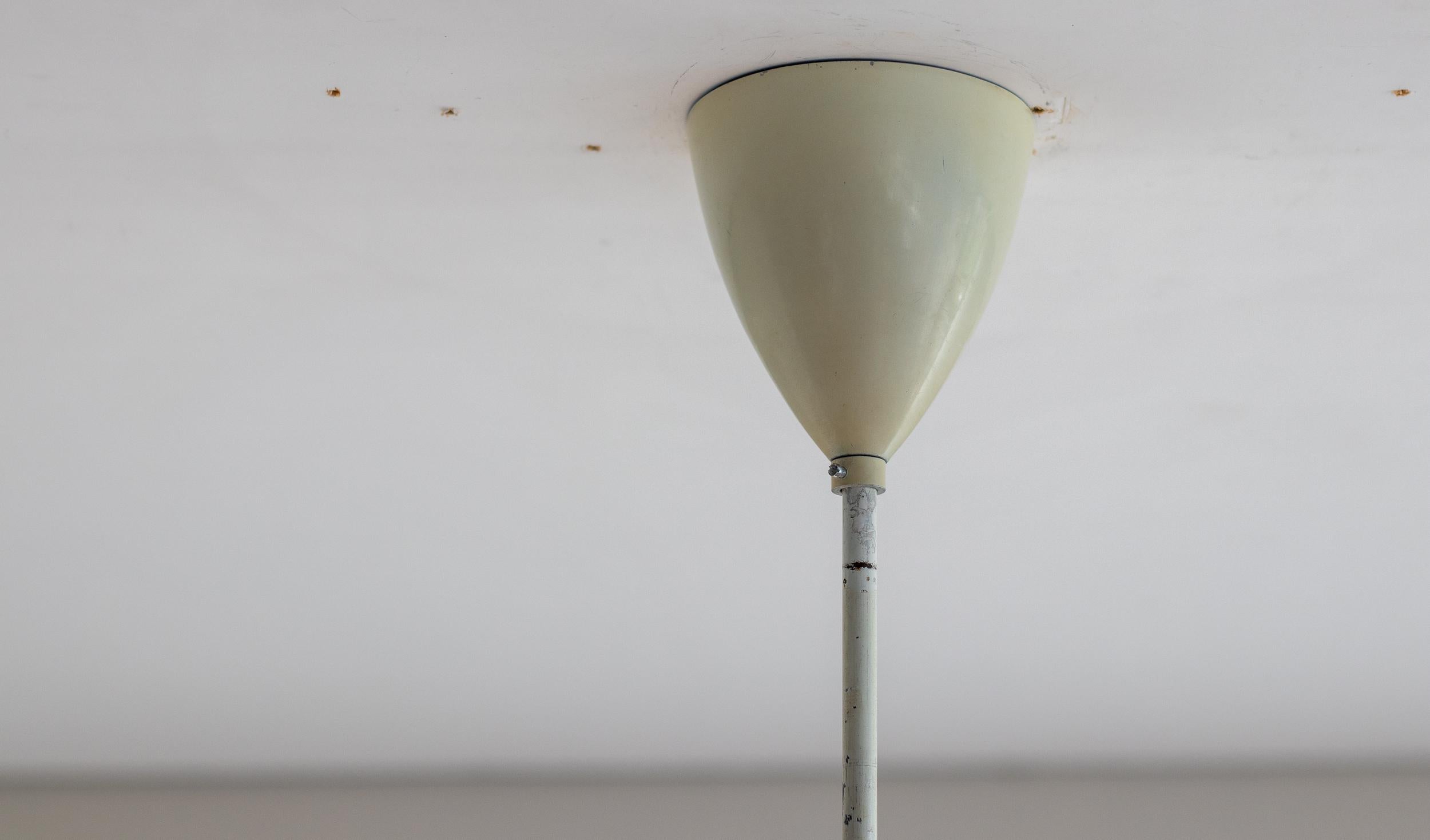 Lustre italien en laiton émaillé gris avec pendentifs en verre dépoli, vers 1960 Bon état - En vente à Dronten, NL