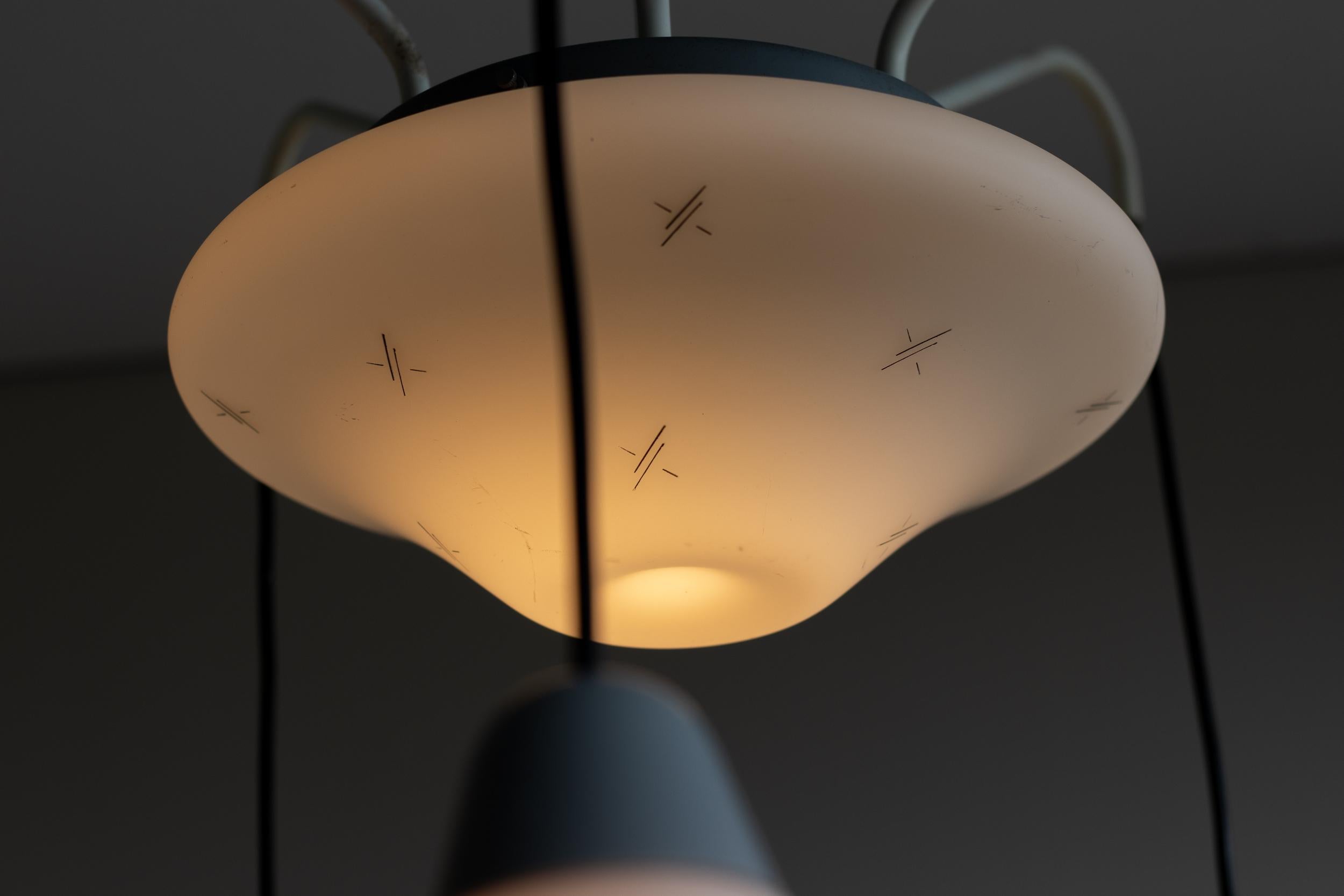 Milieu du XXe siècle Lustre italien en laiton émaillé gris avec pendentifs en verre dépoli, vers 1960 en vente